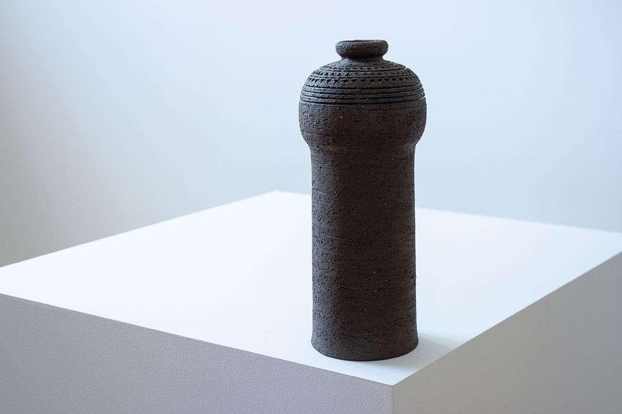 Raro e alto vaso da studio di Inger Persson, prodotto a Rörstrand in Svezia negli anni Sessanta. Realizzato in gres chamotte non smaltato.
Firmato in basso. 

OBS: una scheggiatura insignificante sul bordo inferiore.

