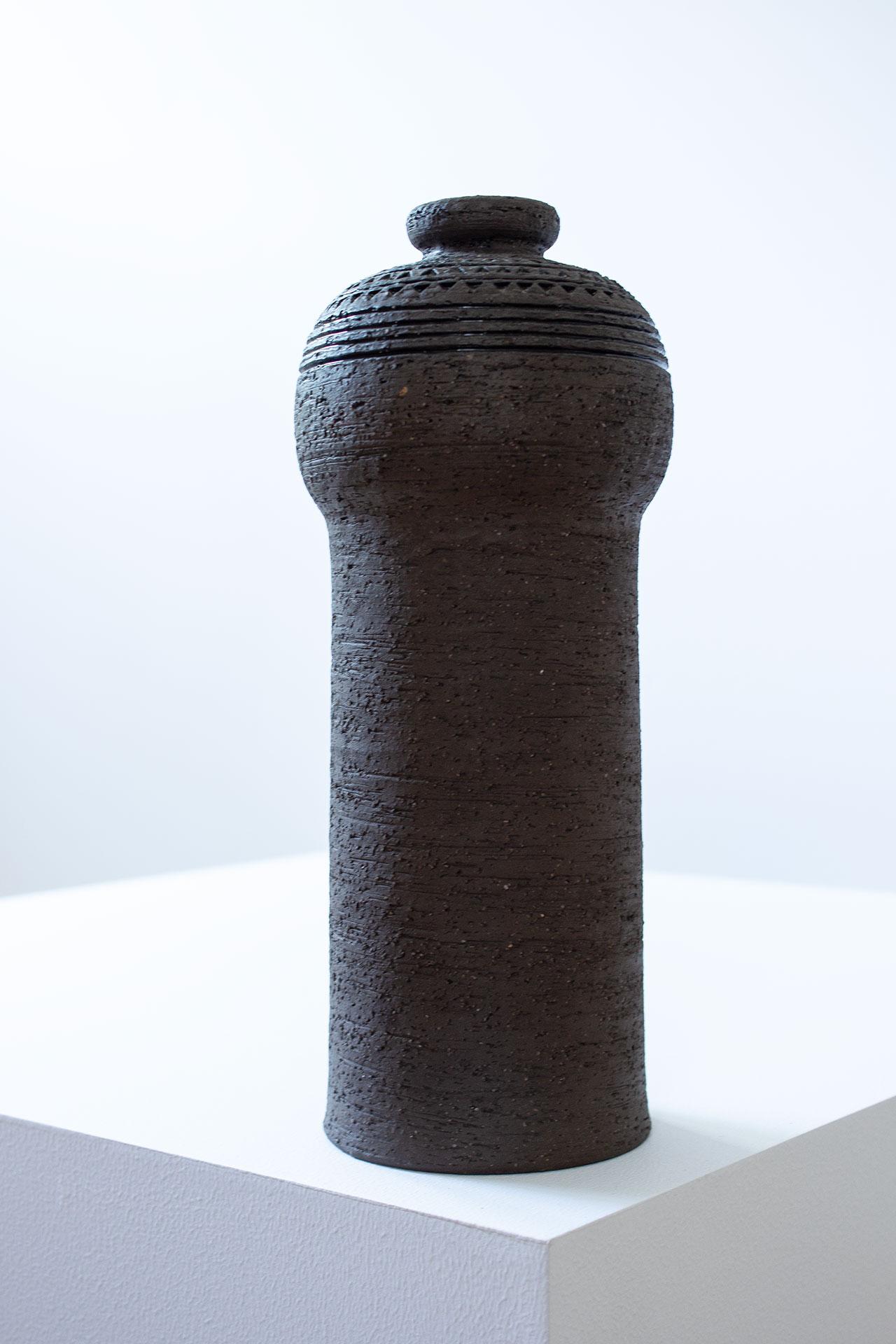 Scandinavo moderno Vaso brutalista in ceramica Chamotte di Inger Persson per Rörstrand, anni '60 in vendita