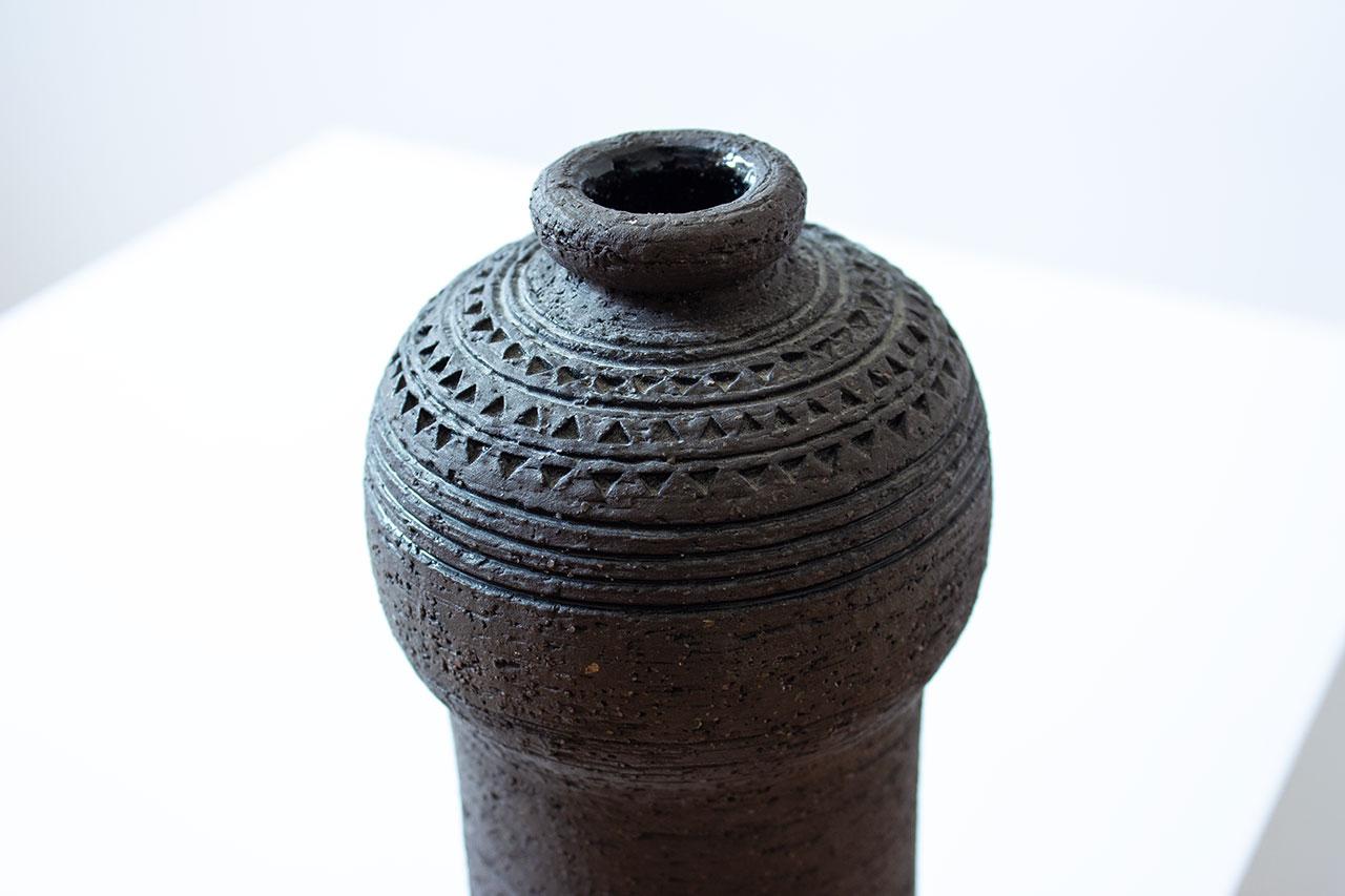 Svedese Vaso brutalista in ceramica Chamotte di Inger Persson per Rörstrand, anni '60 in vendita