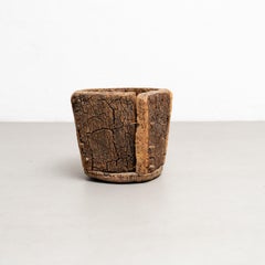 Charme brutaliste : Corbeille en liège du début du 20ème siècle avec un caractère usé par le temps