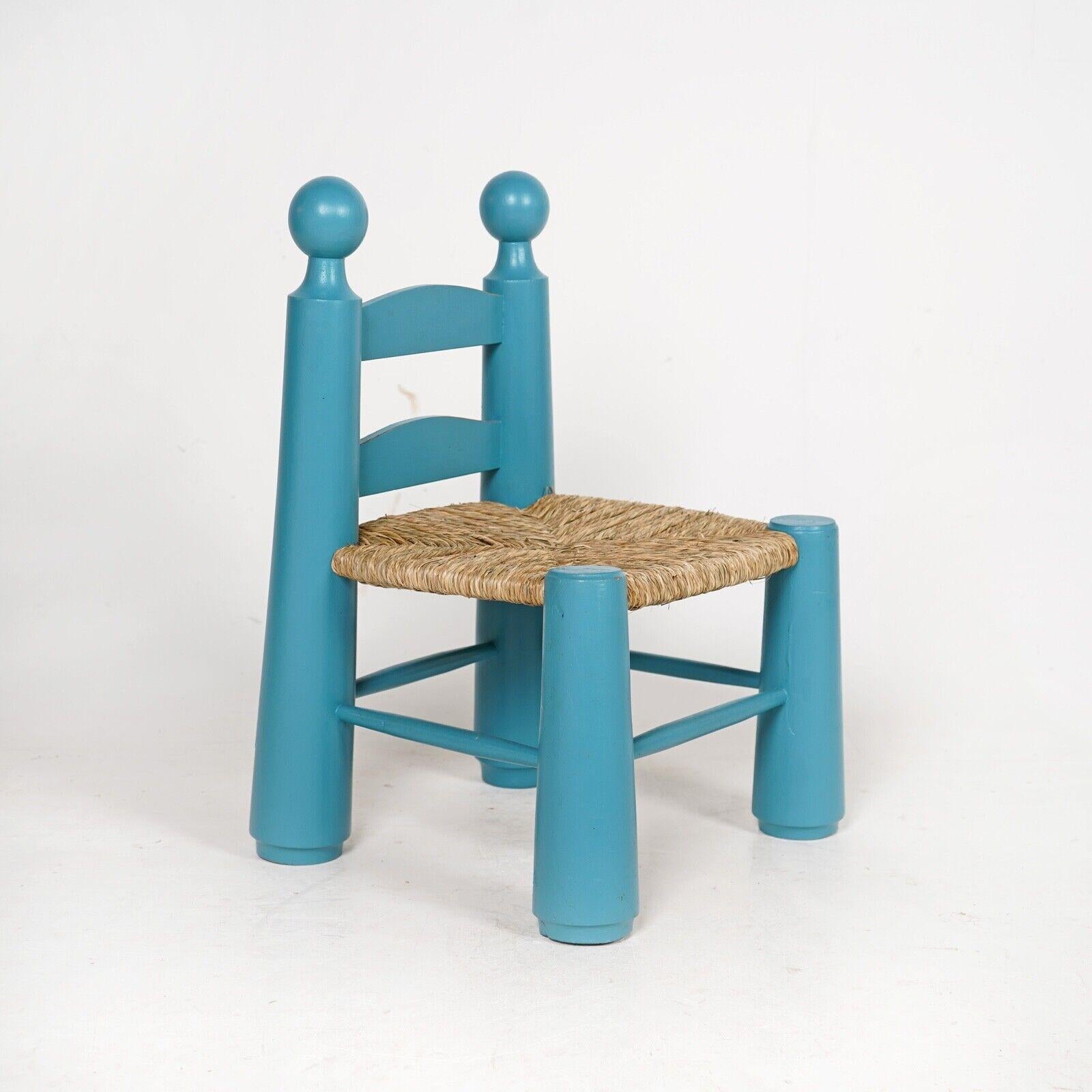 Chaise d'enfant brutaliste de Charles Dudouyt - siège en jonc bleu peint   en vente 3