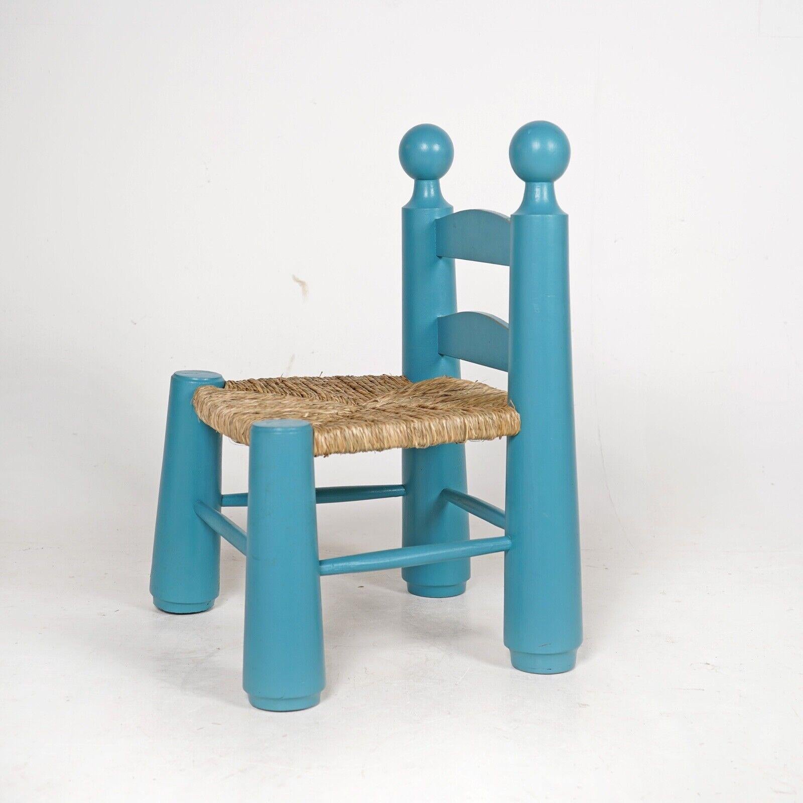Mid-Century Modern Chaise d'enfant brutaliste de Charles Dudouyt - siège en jonc bleu peint   en vente