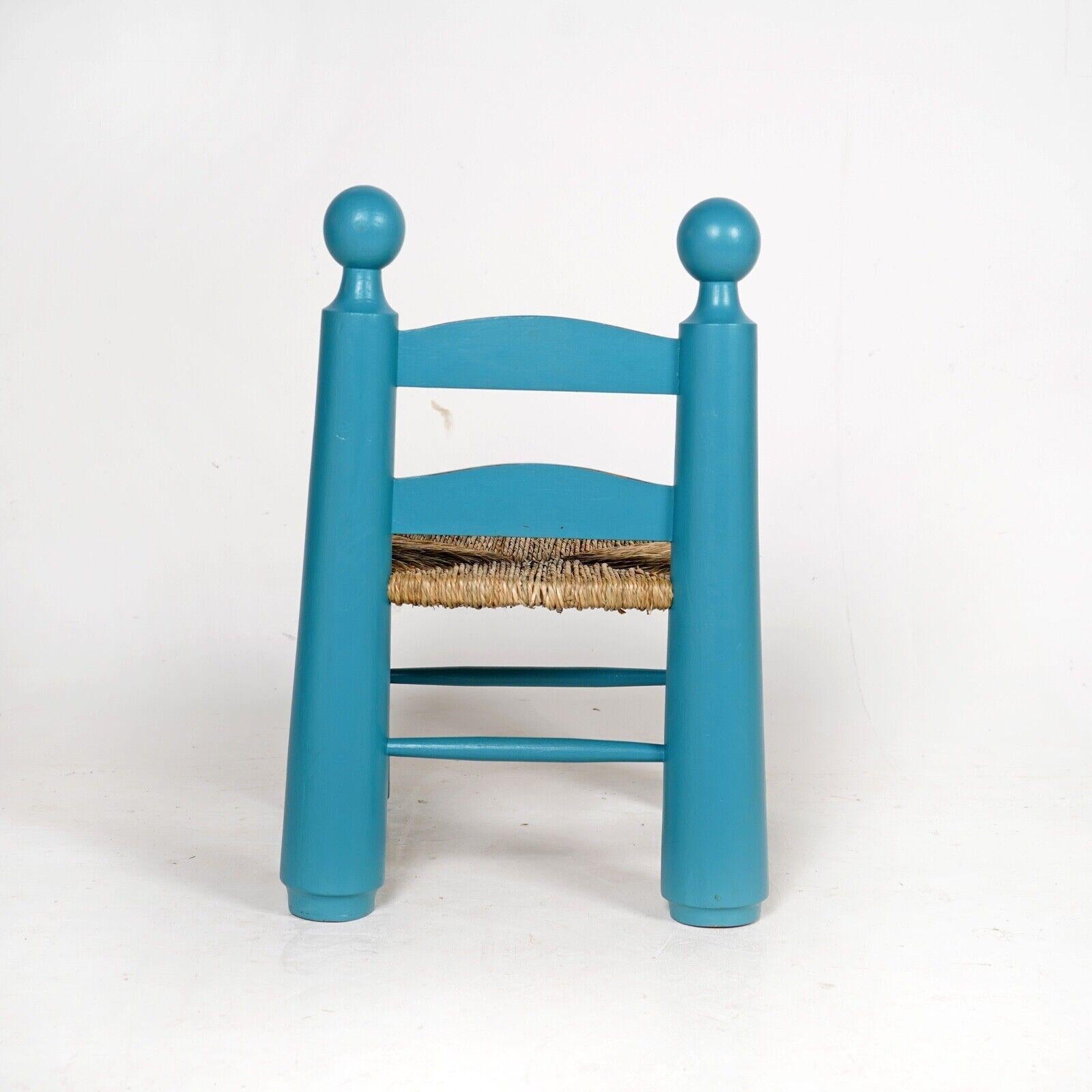 Peint Chaise d'enfant brutaliste de Charles Dudouyt - siège en jonc bleu peint   en vente