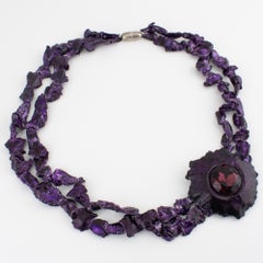 Collana girocollo brutalista con resina viola perlata e cabochon di cristallo