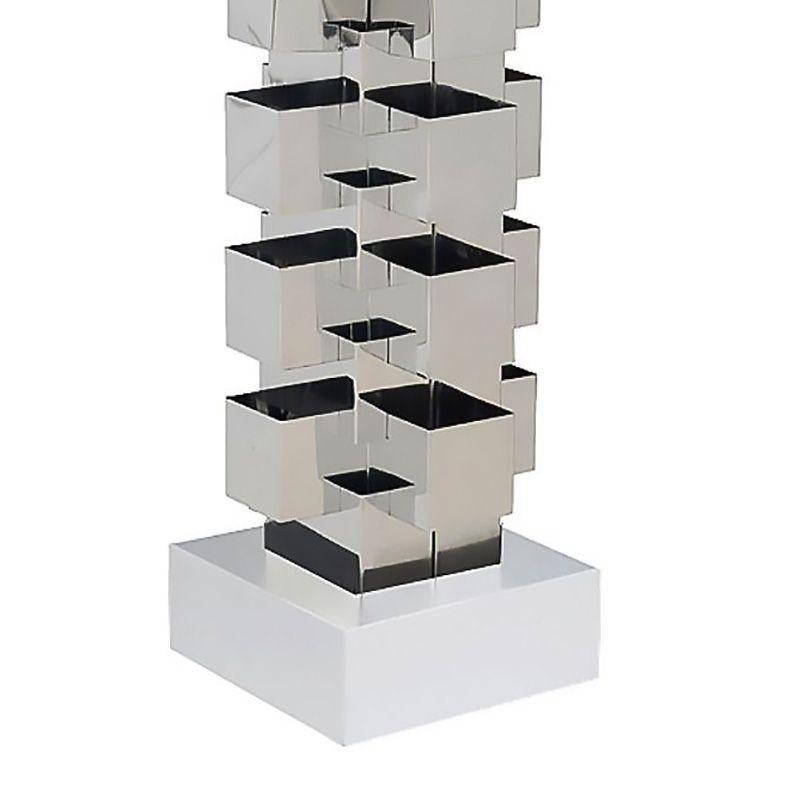 Lampe de table structurelle en chrome poli avec une colonne centrale carrée composée de bandes imbriquées reposant sur une base laquée noire. Construction en acier chromé réduite aux formes géométriques de base, base carrée en bois laqué noir,