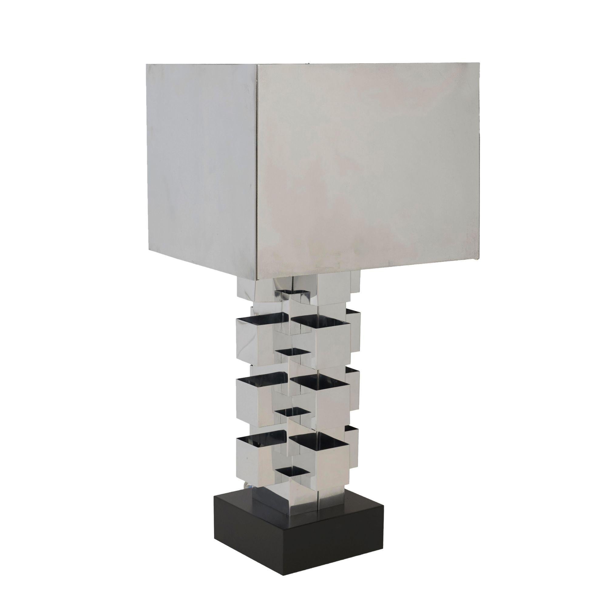 Polished chrome structural Table lamp with square central column composed of interlocking bands resting on a black lacquered base.

Designed By Curtis Jere for Artisan House, American circa 1970.