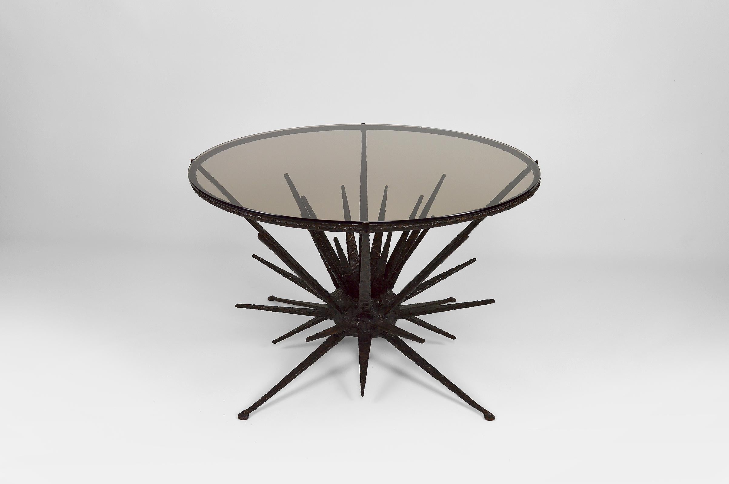 Brutalist Circular Coffee Table with Spades, circa 1960 In Good Condition In VÉZELAY, FR