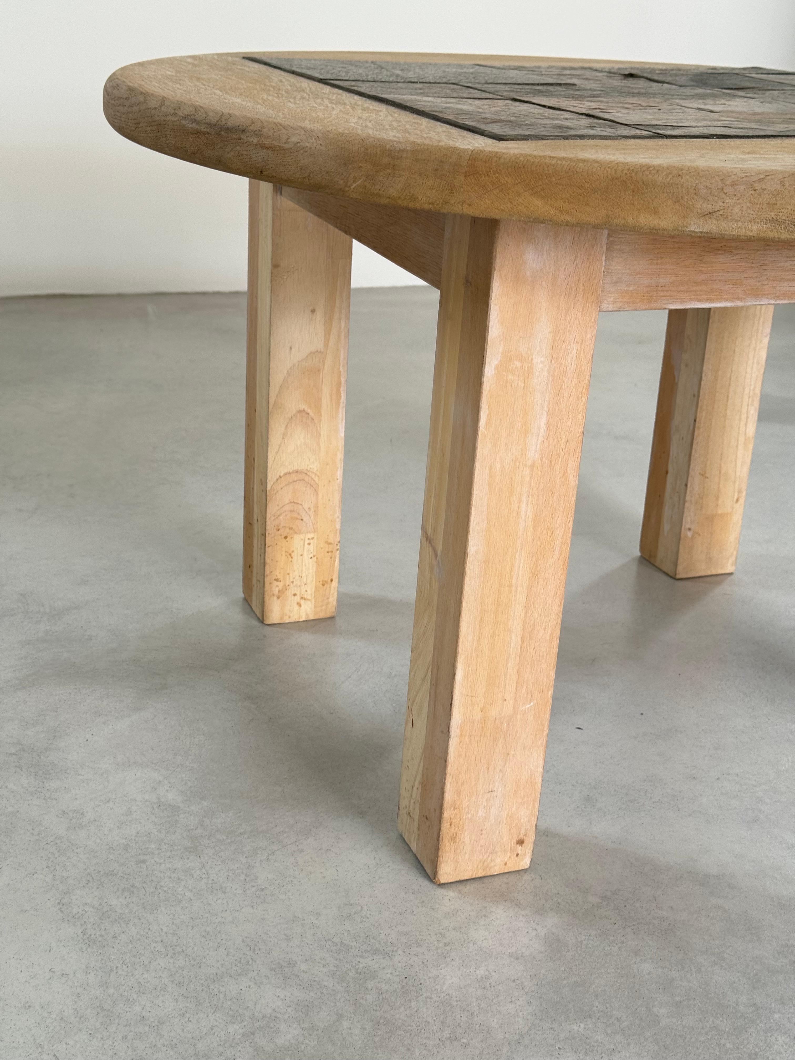 Table basse circulaire brutaliste, patchwork de bois brut et de pierre d'ardoise, France, années 1980 en vente 5