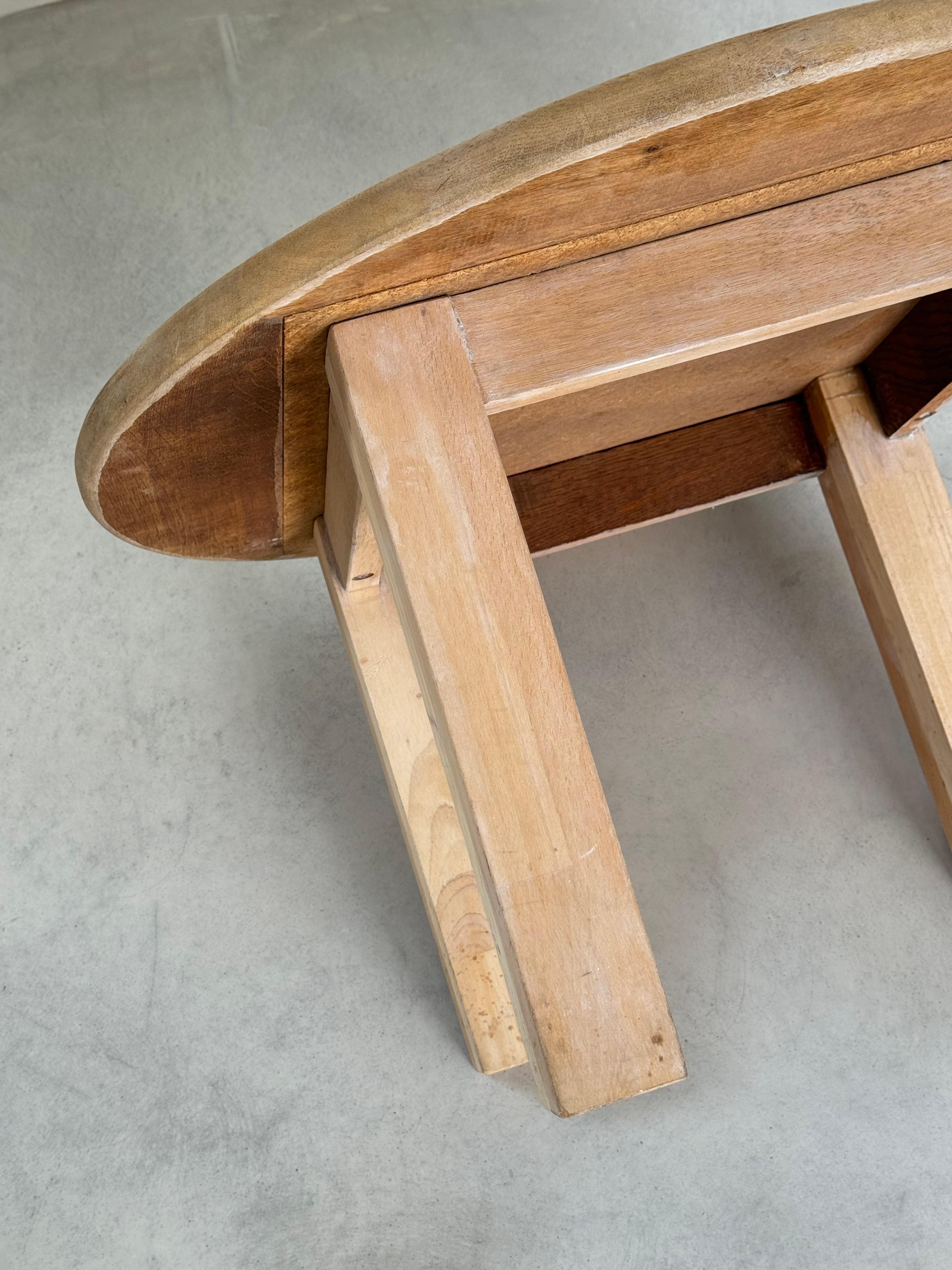 Table basse circulaire brutaliste, patchwork de bois brut et de pierre d'ardoise, France, années 1980 en vente 6