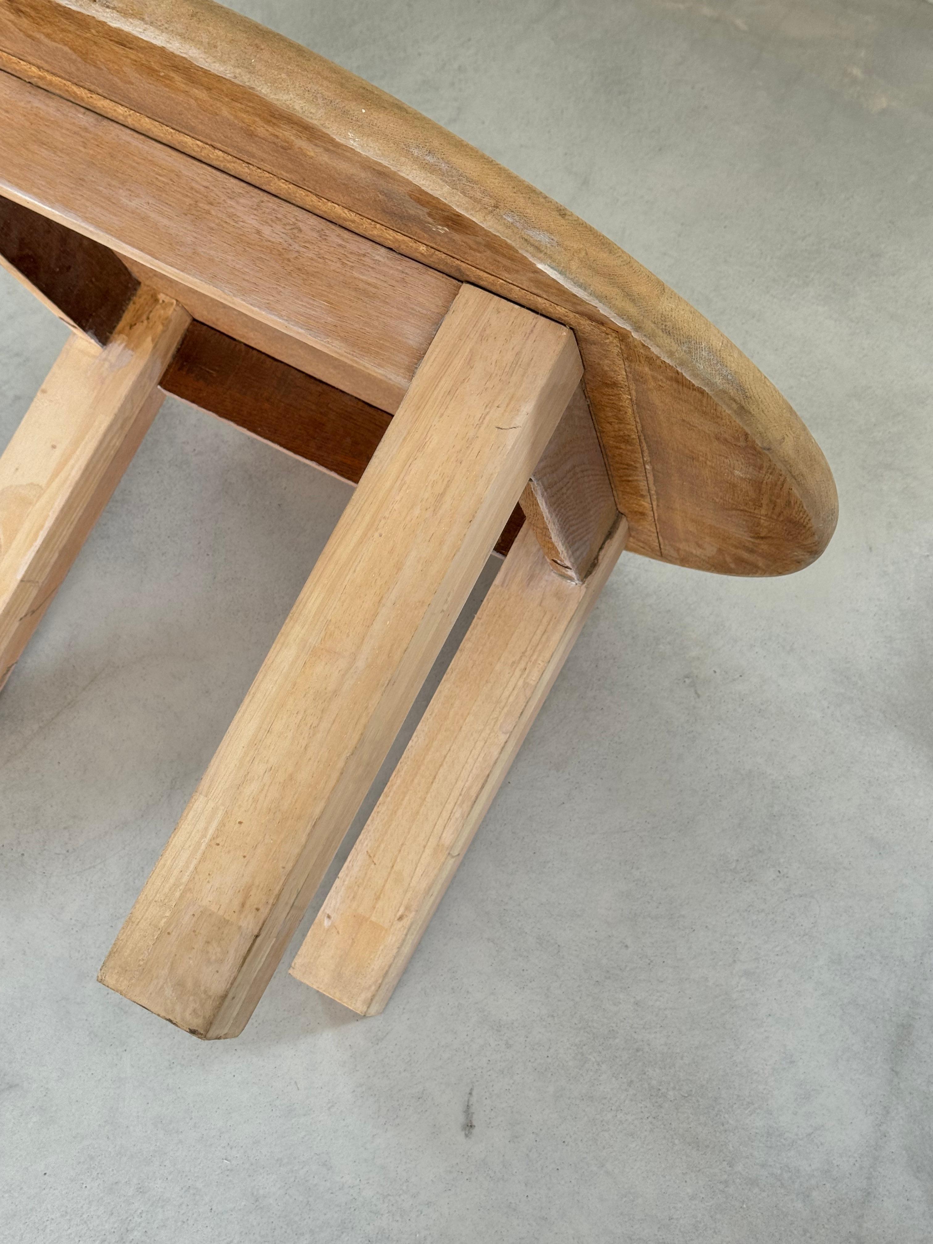 Table basse circulaire brutaliste, patchwork de bois brut et de pierre d'ardoise, France, années 1980 en vente 7