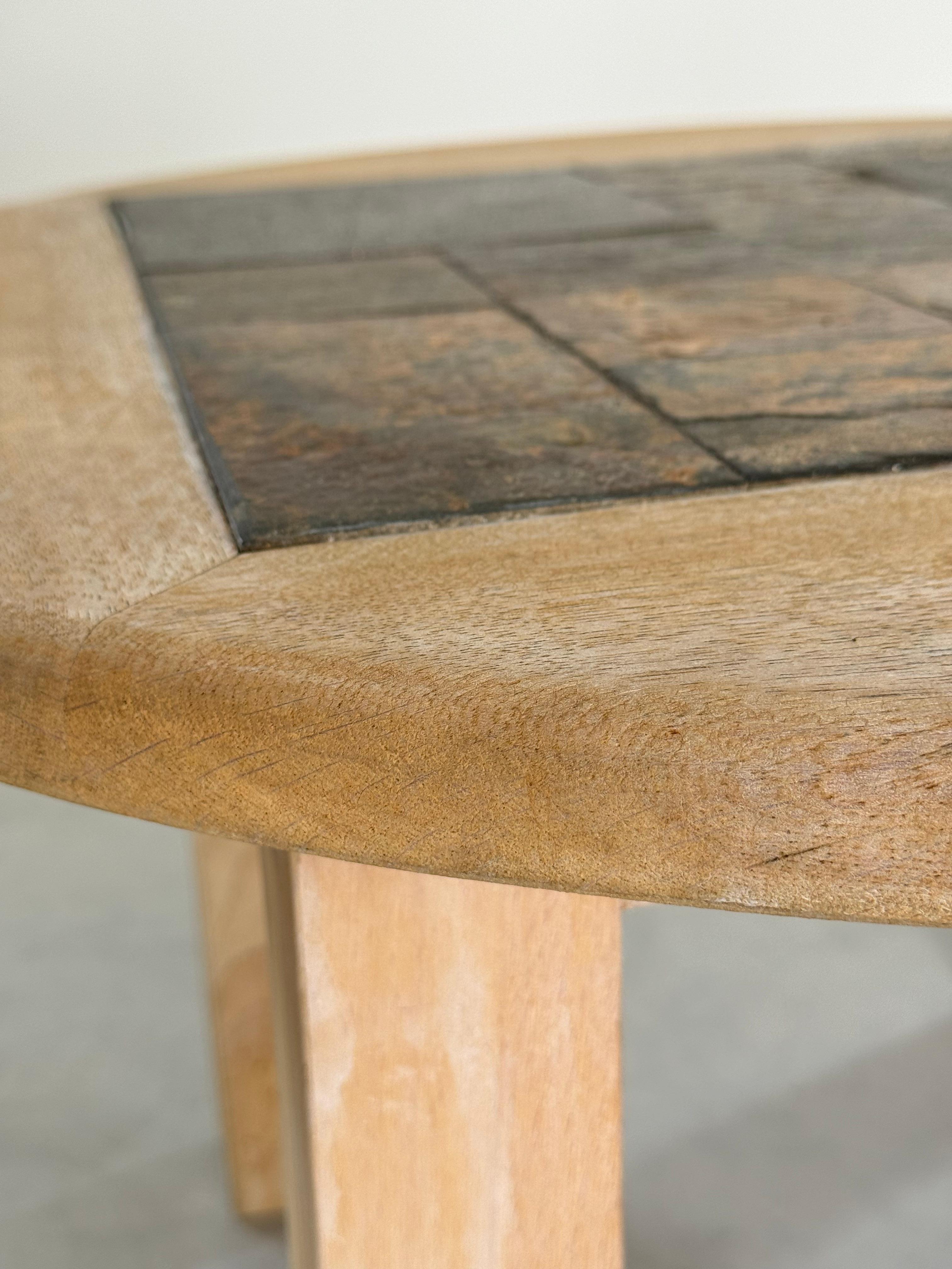 Table basse circulaire brutaliste, patchwork de bois brut et de pierre d'ardoise, France, années 1980 en vente 8