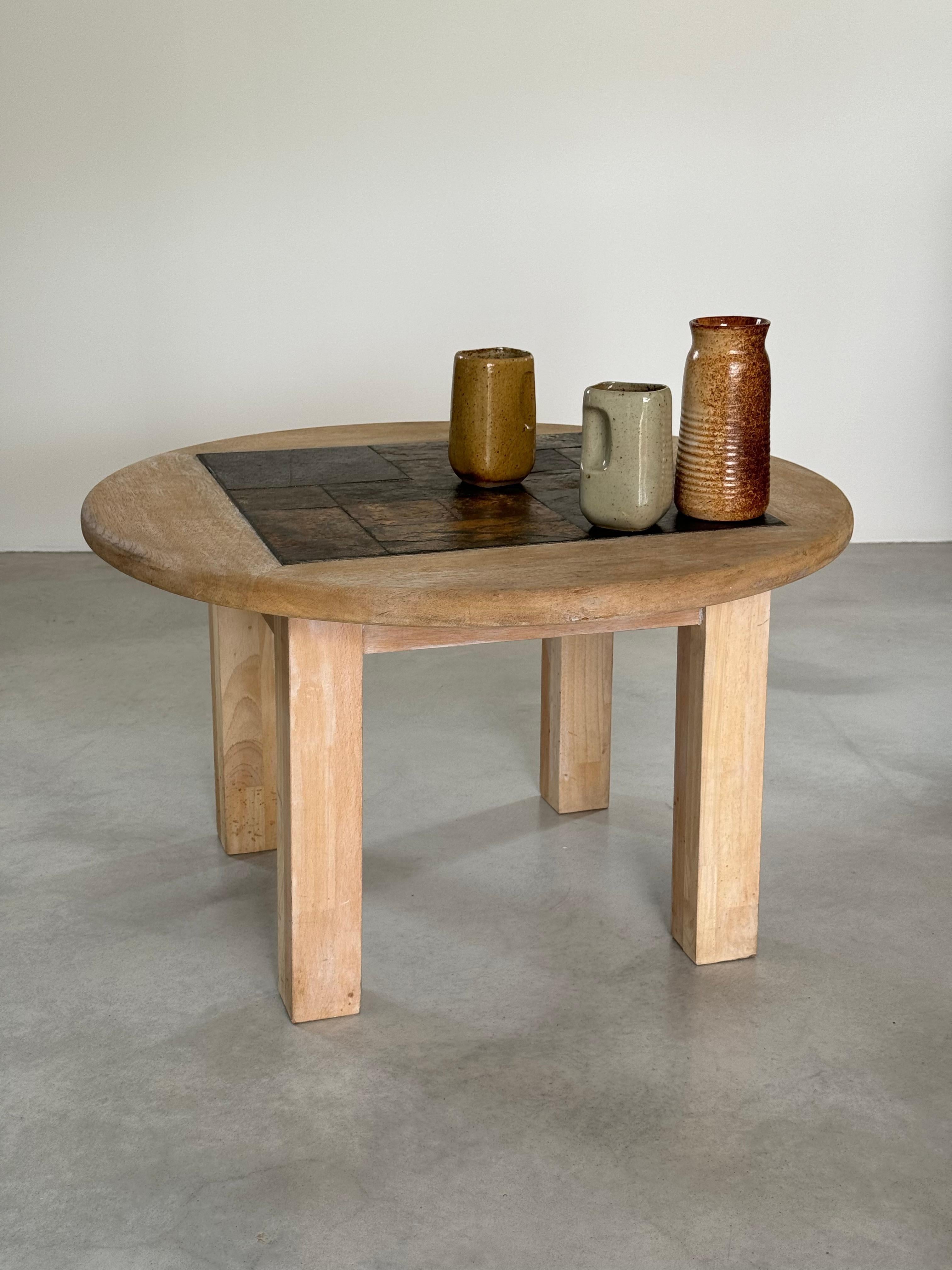 Table basse circulaire brutaliste, patchwork de bois brut et de pierre d'ardoise, France, années 1980 en vente 9