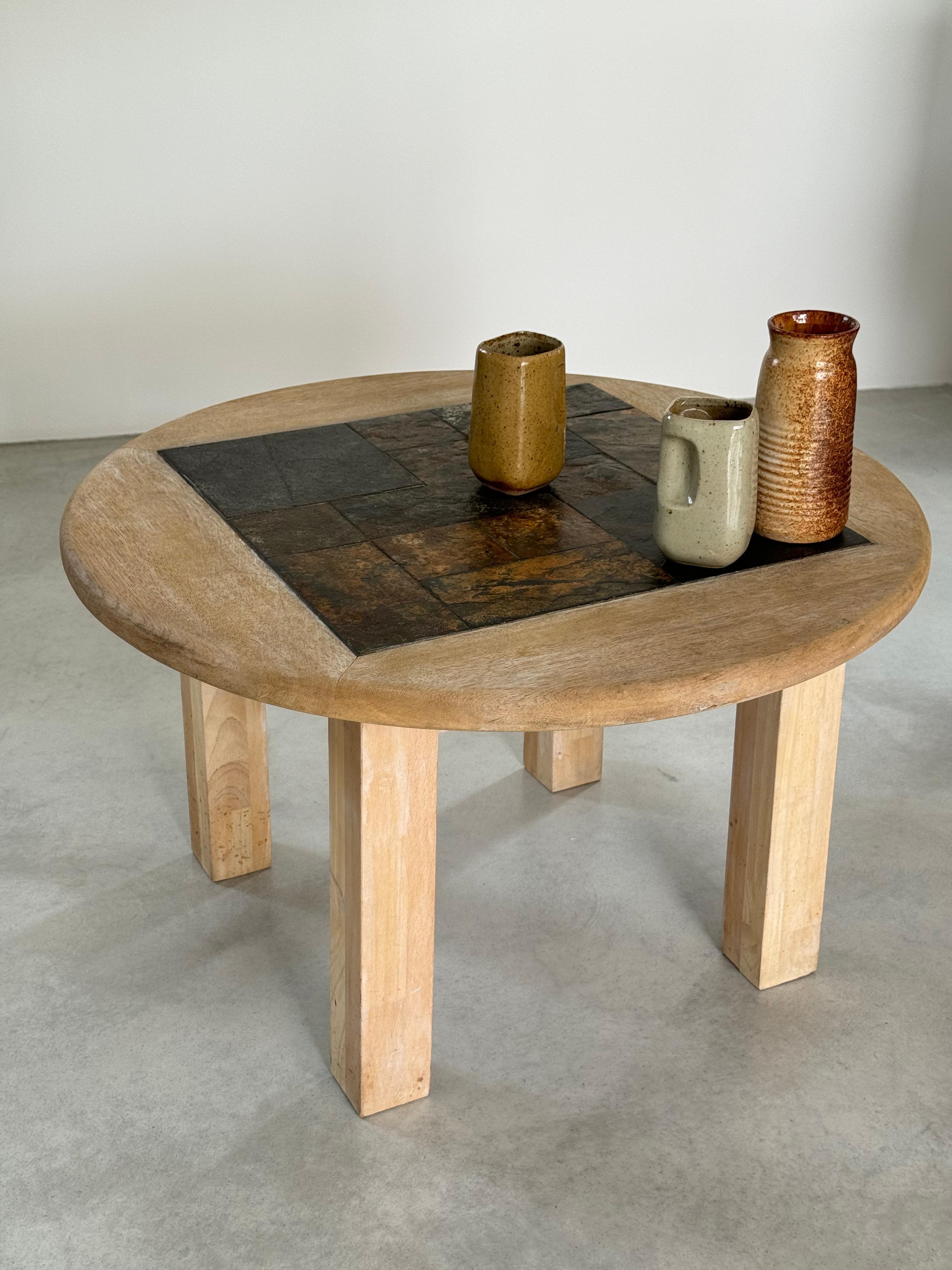 Table basse circulaire brutaliste, patchwork de bois brut et de pierre d'ardoise, France, années 1980 en vente 10