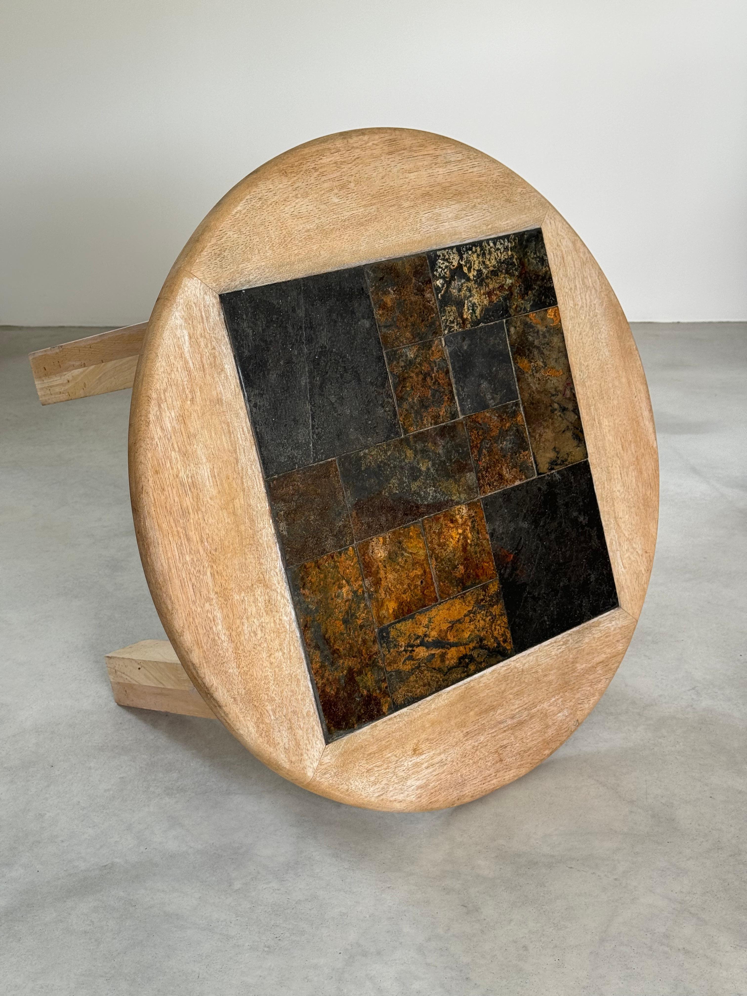 Table basse circulaire brutaliste, patchwork de bois brut et de pierre d'ardoise, France, années 1980 en vente 11
