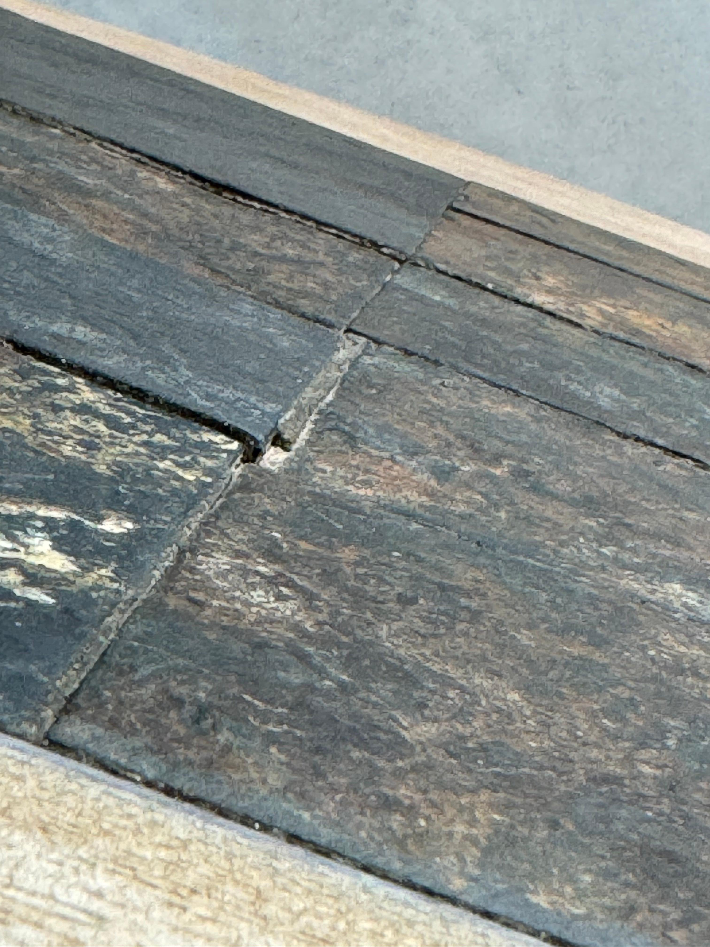 Table basse circulaire brutaliste, patchwork de bois brut et de pierre d'ardoise, France, années 1980 en vente 12