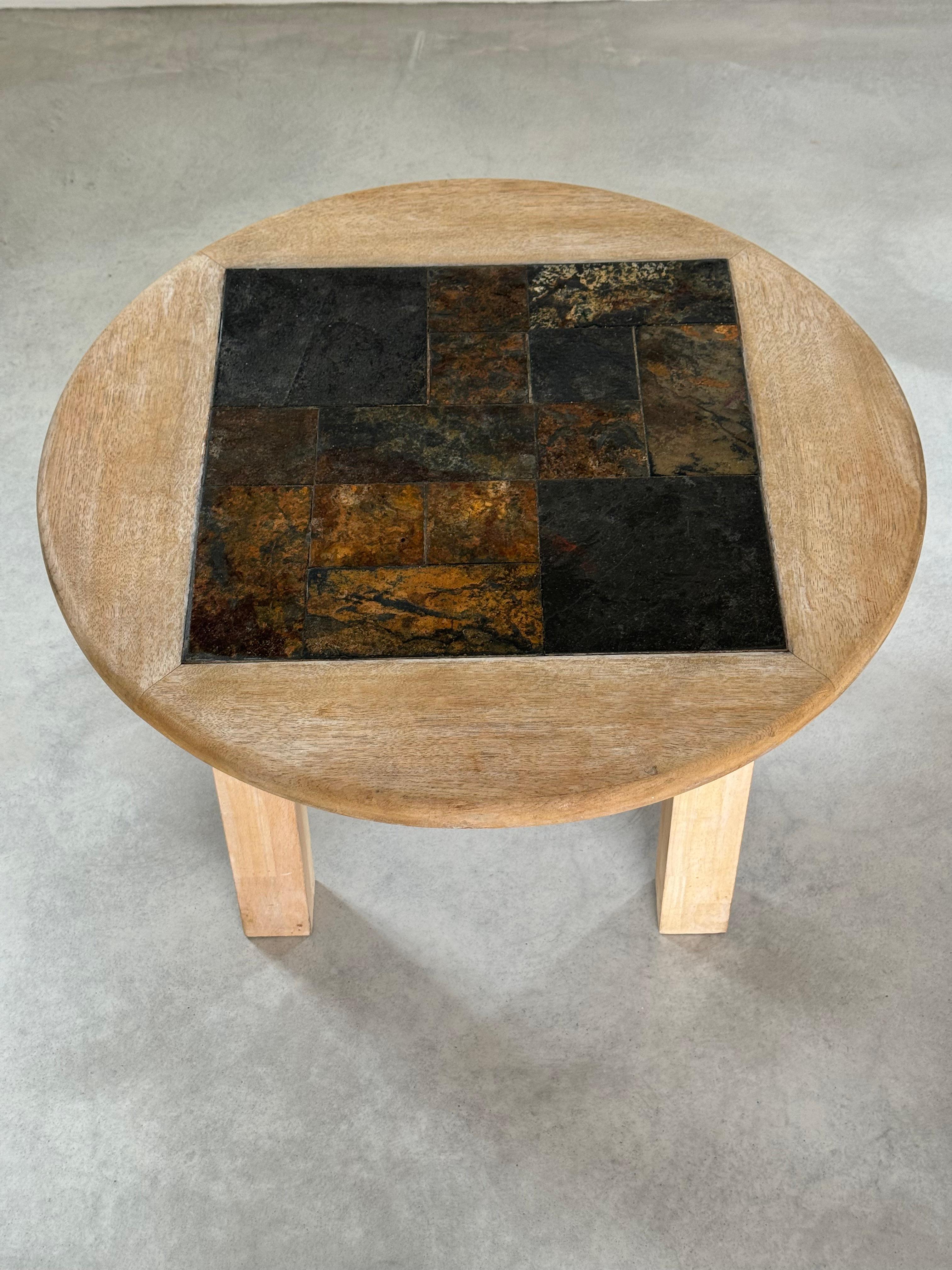 Table basse circulaire brutaliste, patchwork de bois brut et de pierre d'ardoise, France, années 1980 Bon état - En vente à leucate, FR