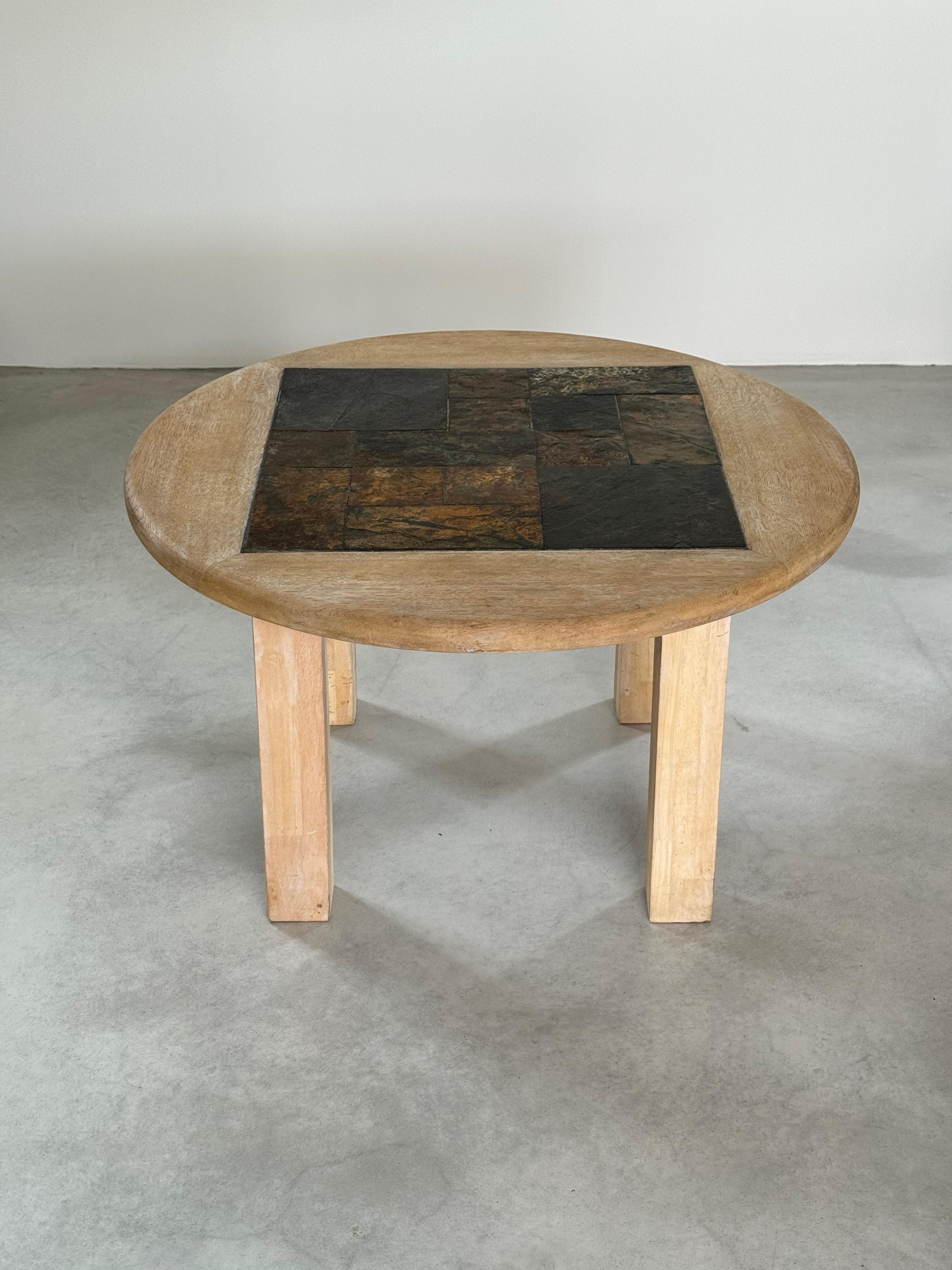 Fin du 20e siècle Table basse circulaire brutaliste, patchwork de bois brut et de pierre d'ardoise, France, années 1980 en vente