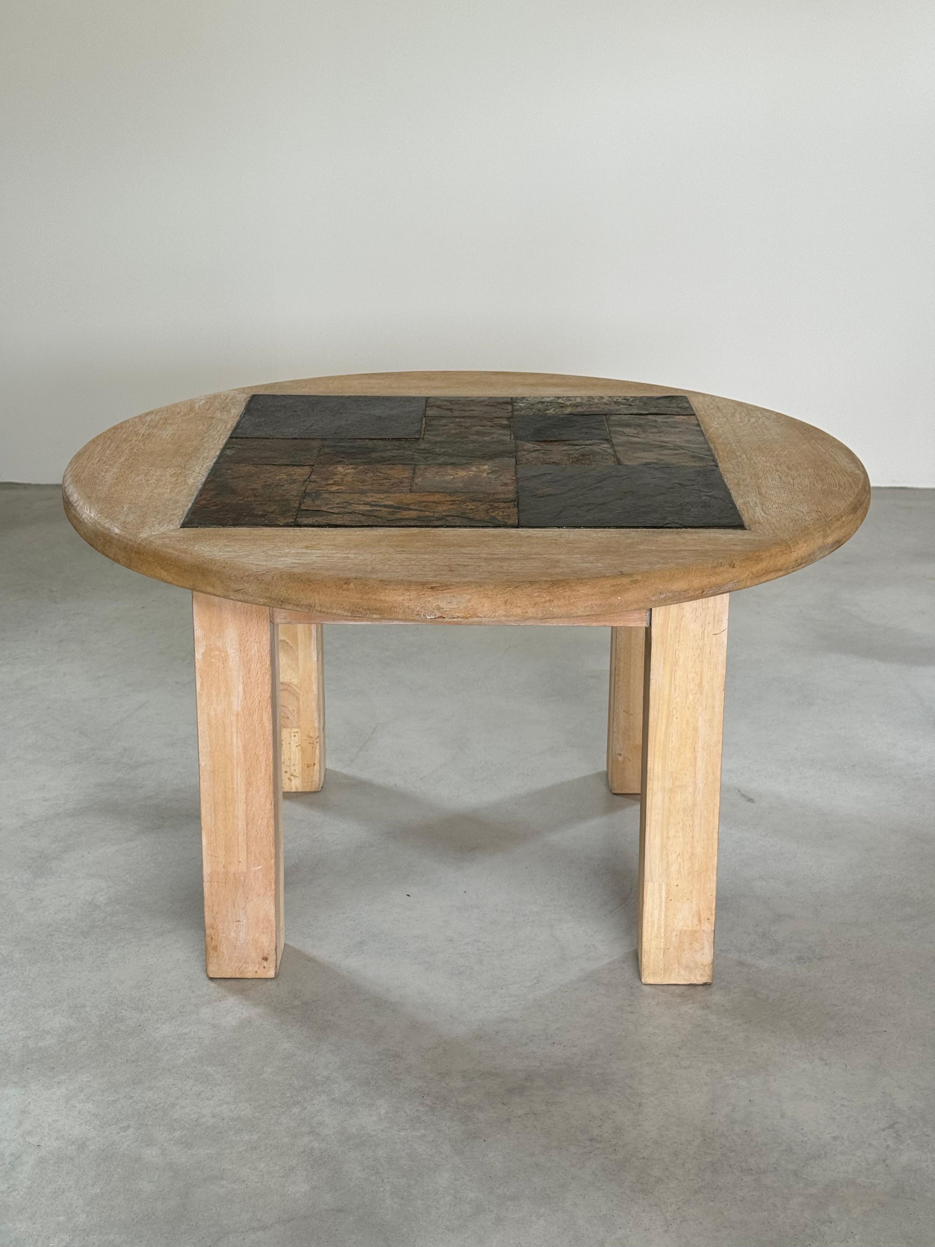 Ardoise Table basse circulaire brutaliste, patchwork de bois brut et de pierre d'ardoise, France, années 1980 en vente