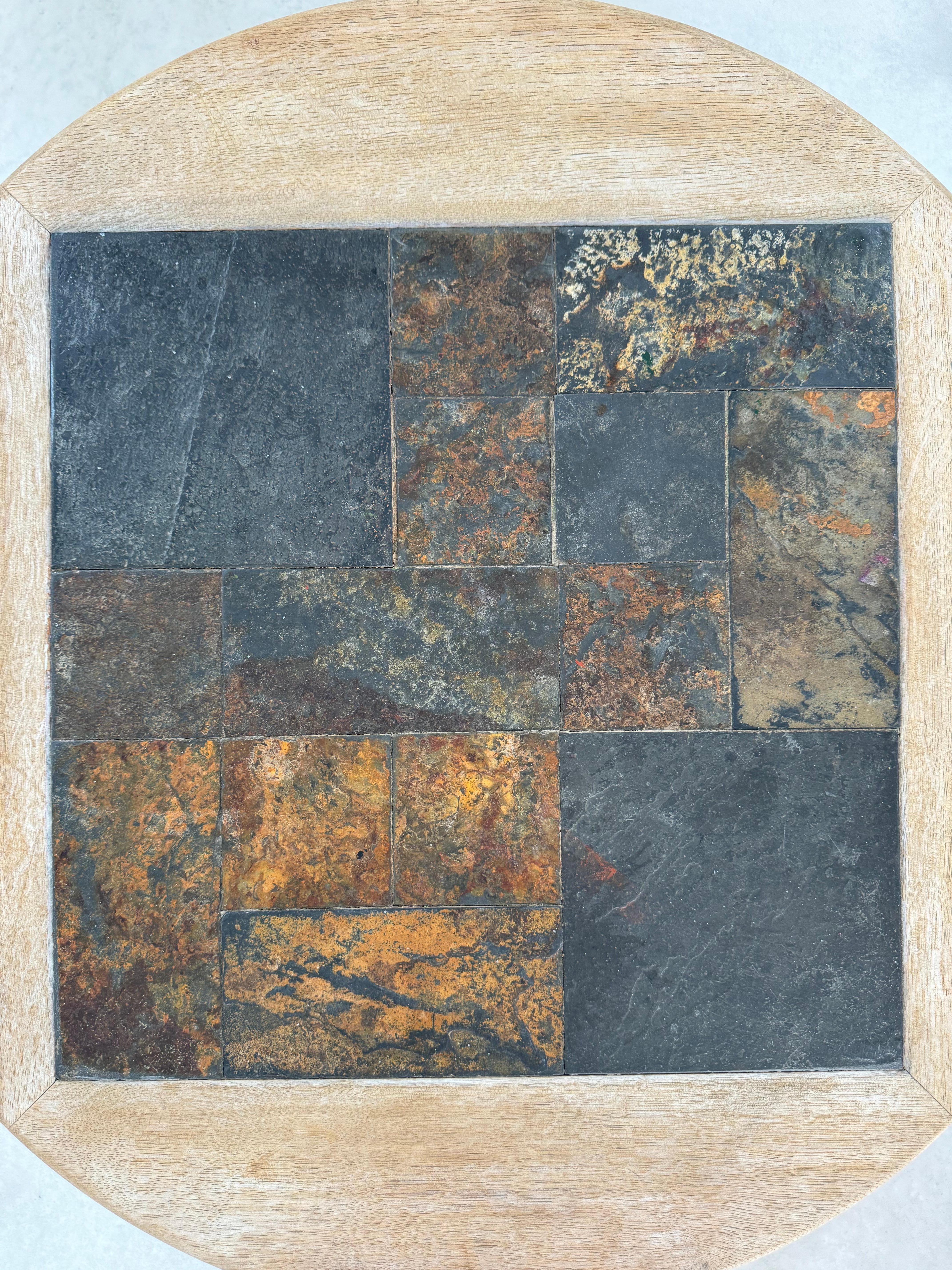 Table basse circulaire brutaliste, patchwork de bois brut et de pierre d'ardoise, France, années 1980 en vente 1