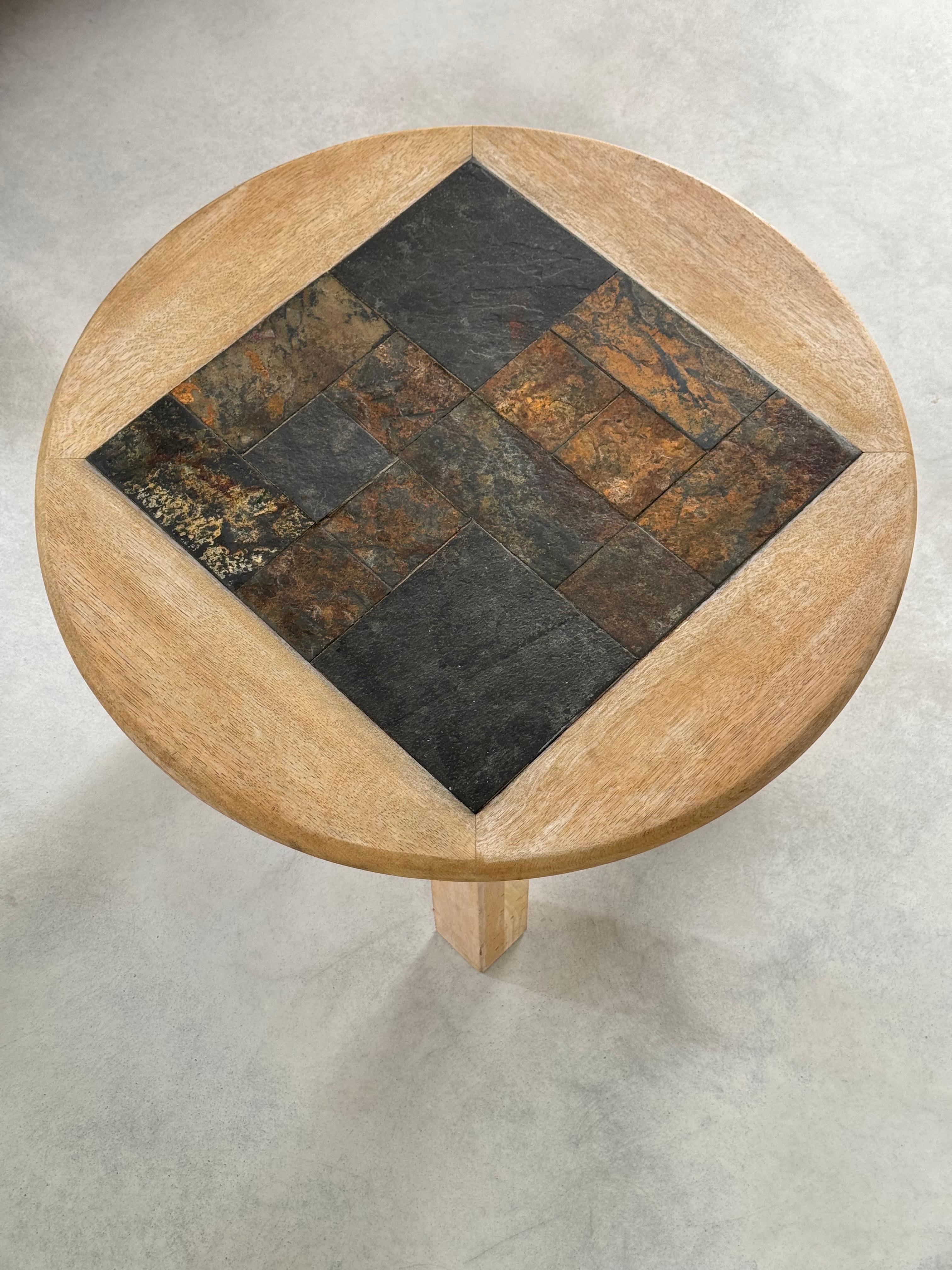 Table basse circulaire brutaliste, patchwork de bois brut et de pierre d'ardoise, France, années 1980 en vente 2