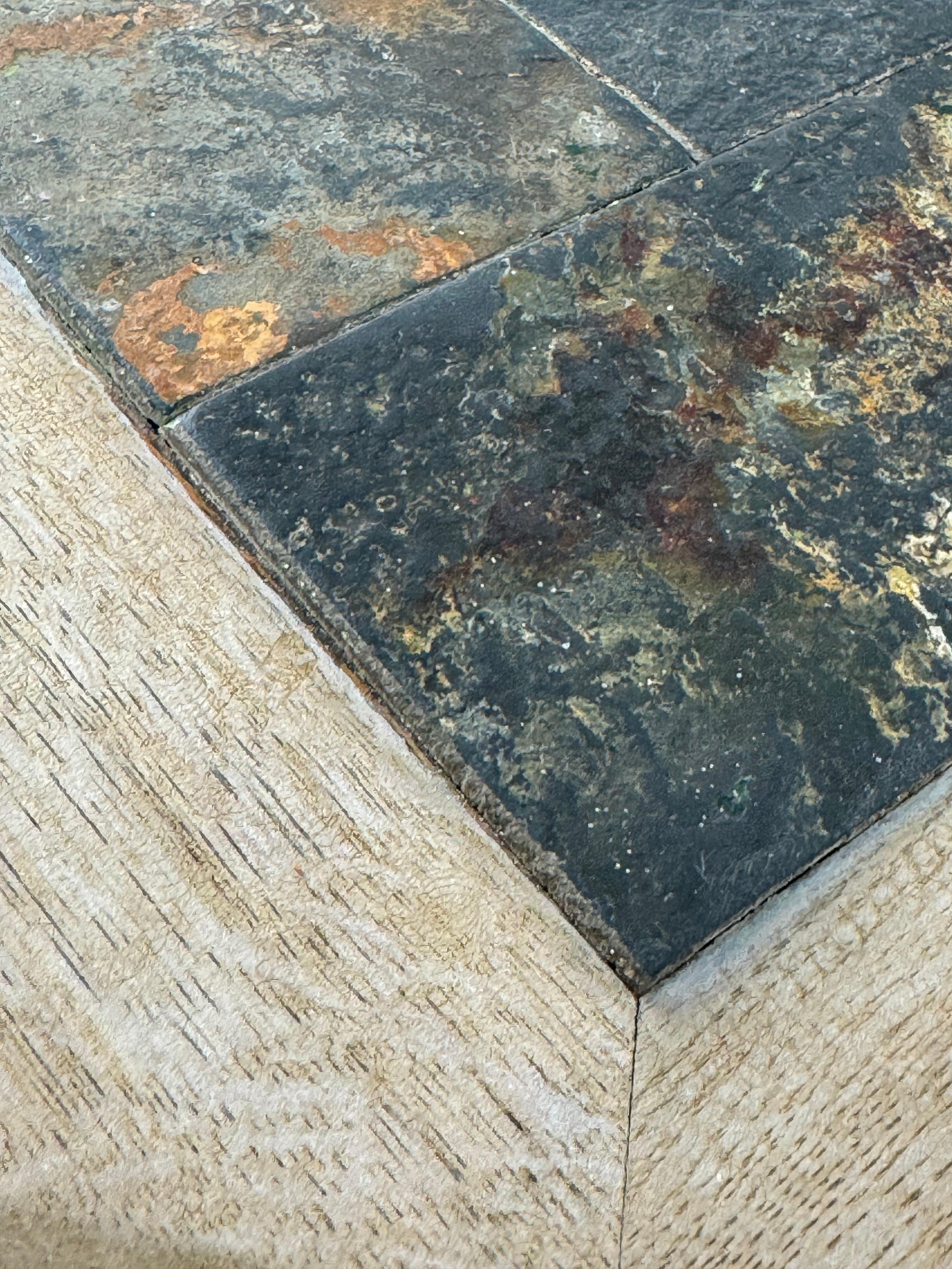 Table basse circulaire brutaliste, patchwork de bois brut et de pierre d'ardoise, France, années 1980 en vente 3