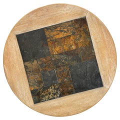 Runder brutalistischer Couchtisch aus Rohholz und Schieferstein mit Patchwork, Frankreich 1980er Jahre