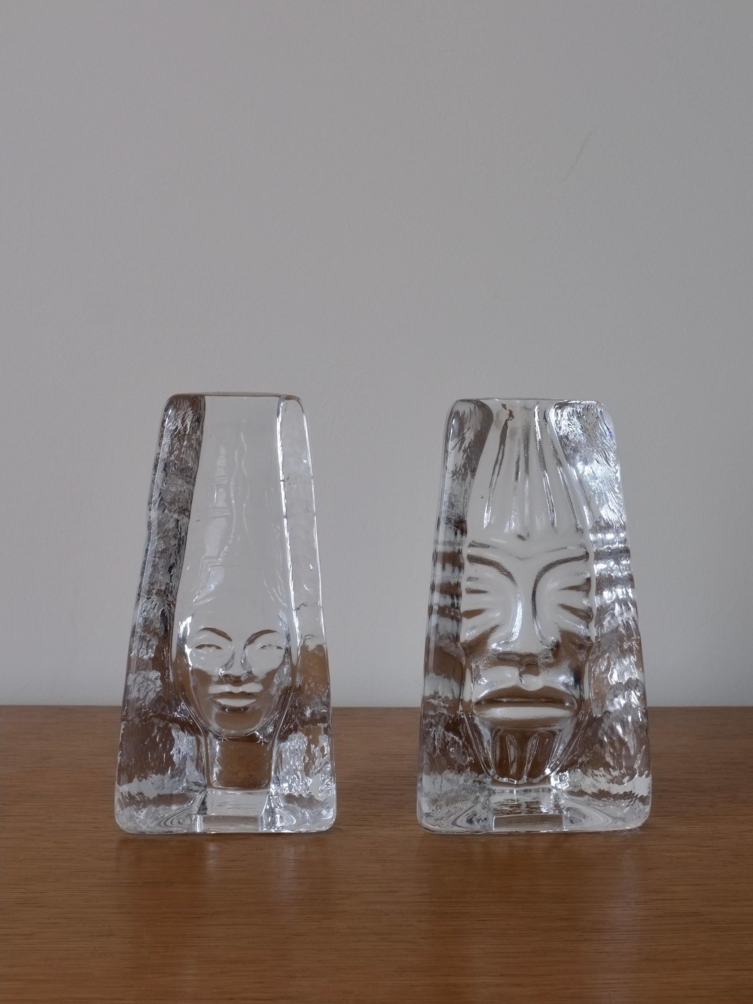 Satz von 2 brutalistischen Klarglasskulpturen aus der Moai-Serie, entworfen von Renate Stock-Paulsson in den 1990er Jahren (in Produktion bis in die 2000er Jahre) für Swedish Sea Glasbruk. Nofretete und Maske.