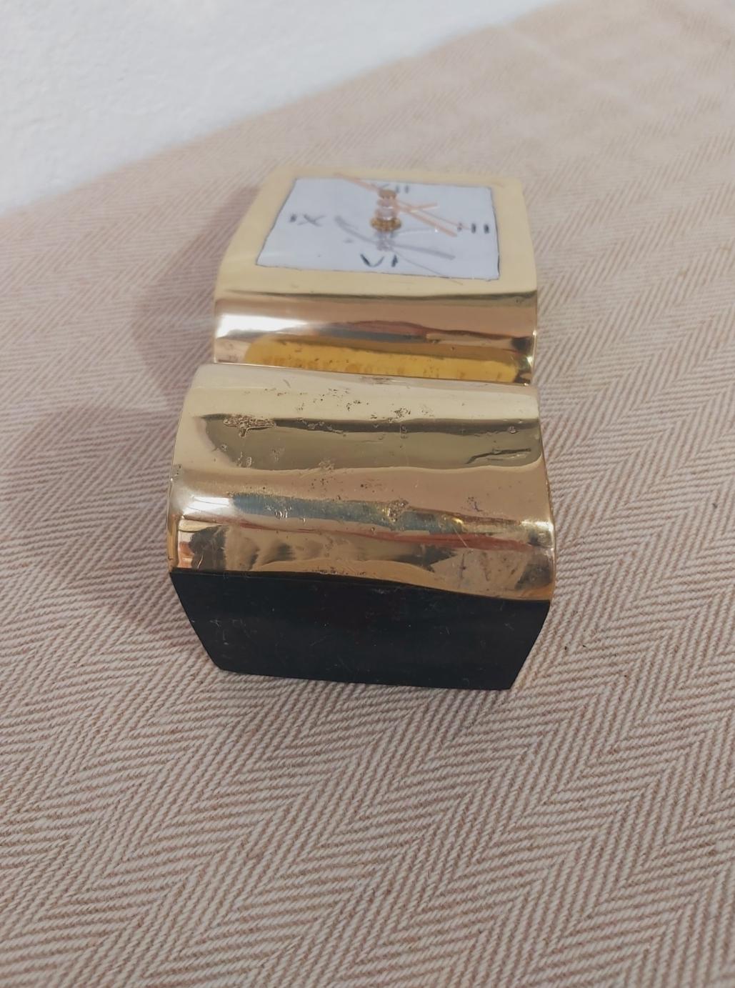 Brutalistische Uhr aus Gussaluminium und Messing  Referenz D006 von david marshall (Gegossen) im Angebot