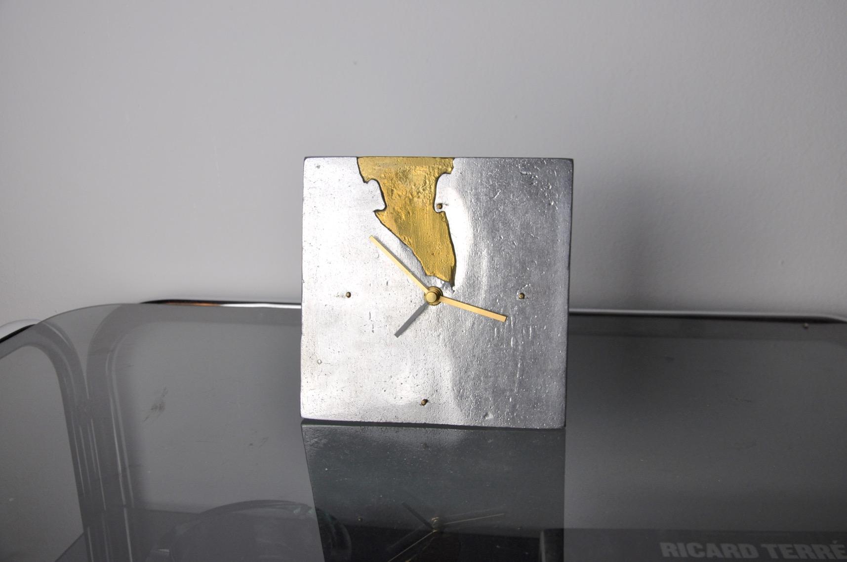 Rare Brutalist clock in brass and aluminium made by Art3 in the 1970s. Spain. A rare piece of design that will decorate your home beautifully.