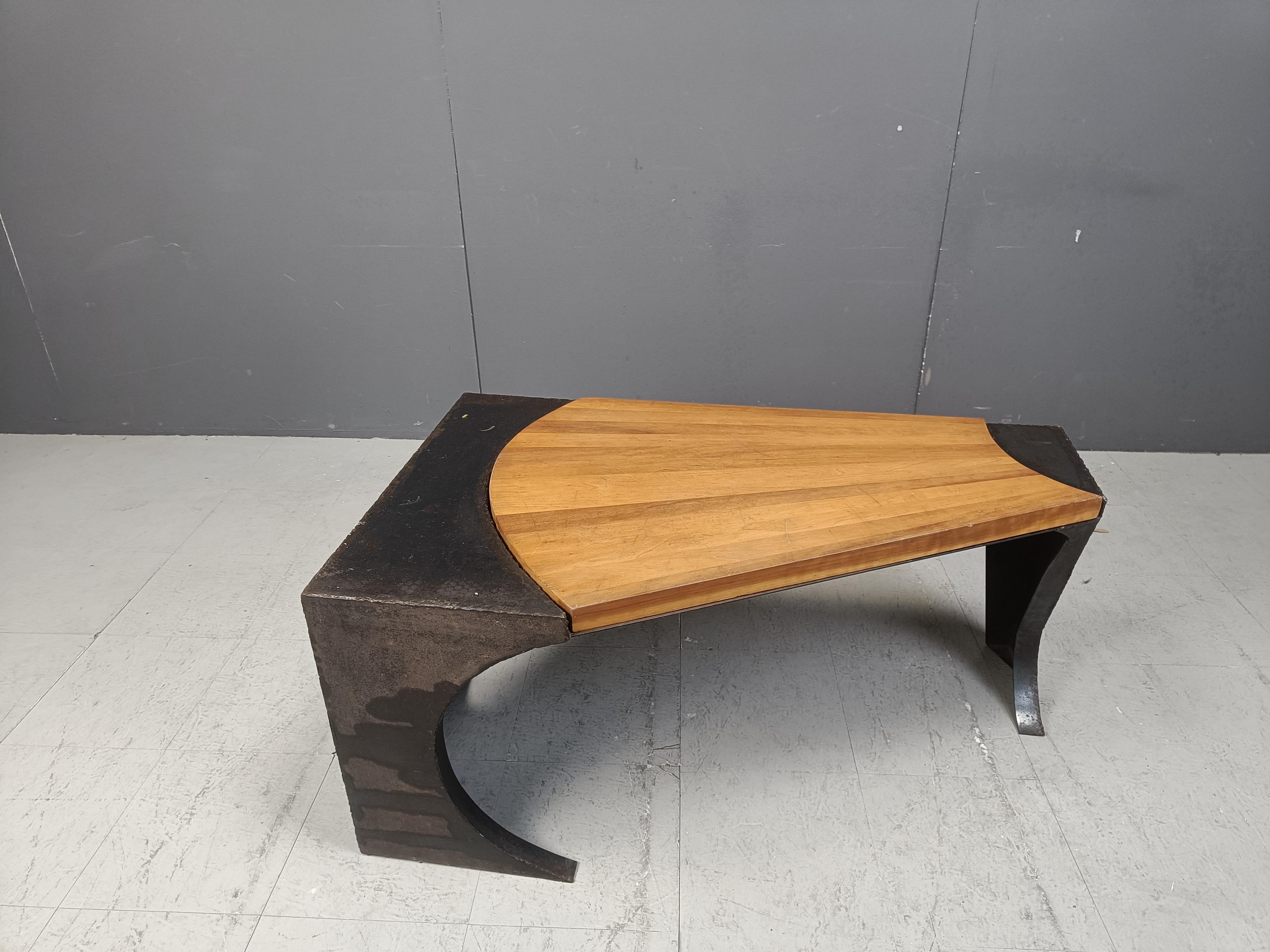 Tavolino brutalista composto da gambe in acciaio scolpite e inserto in legno per il piano del tavolo.

Tavolino da caffè unico realizzato a mano con un look idnustrial/brutalista.

Bellissimo pezzo.

Anni '70 - Paesi Bassi

Buono