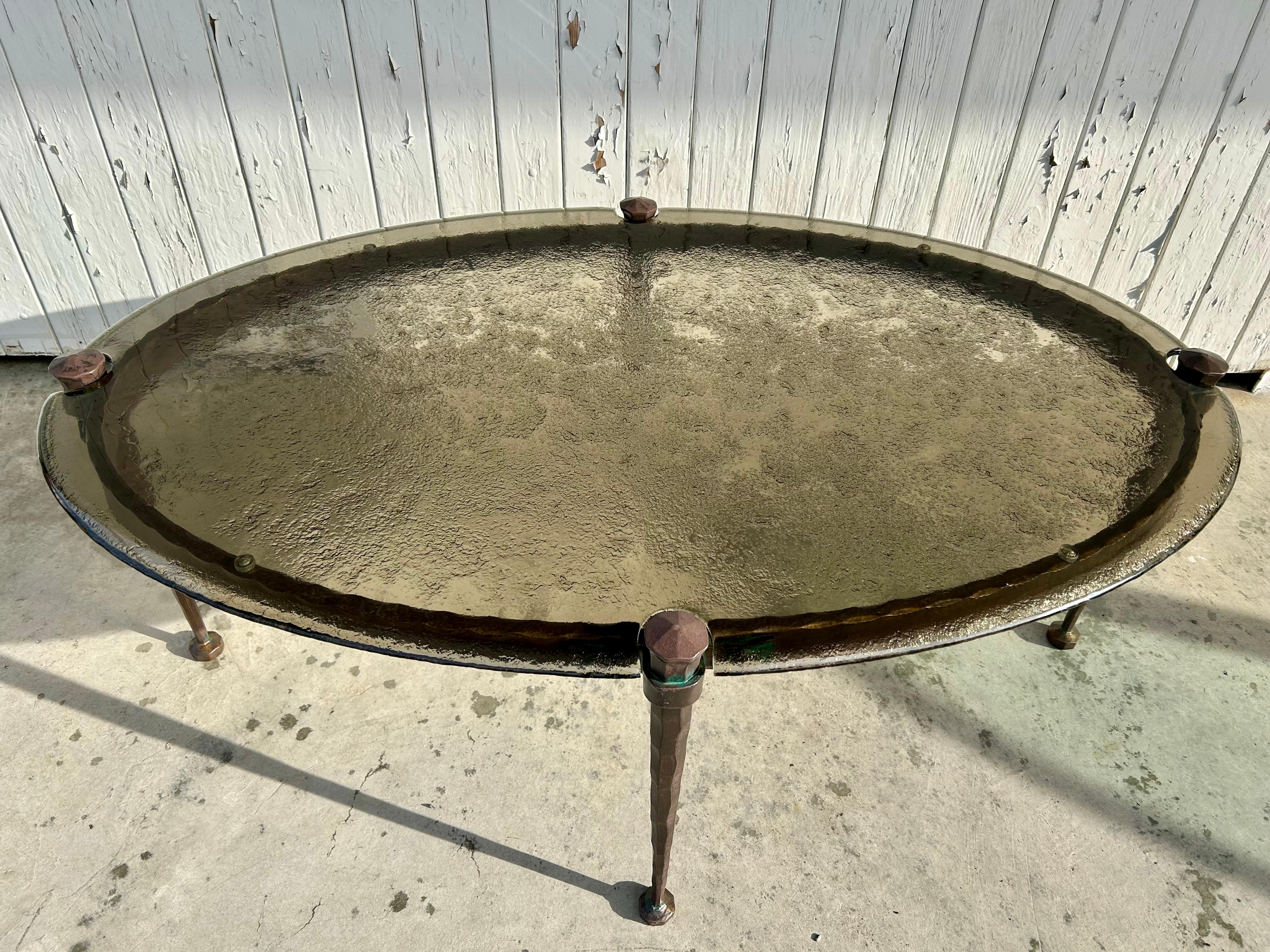 Forgé Table basse brutaliste en bronze et verre moulé par Lothar Klute, Allemagne, années 1990 en vente