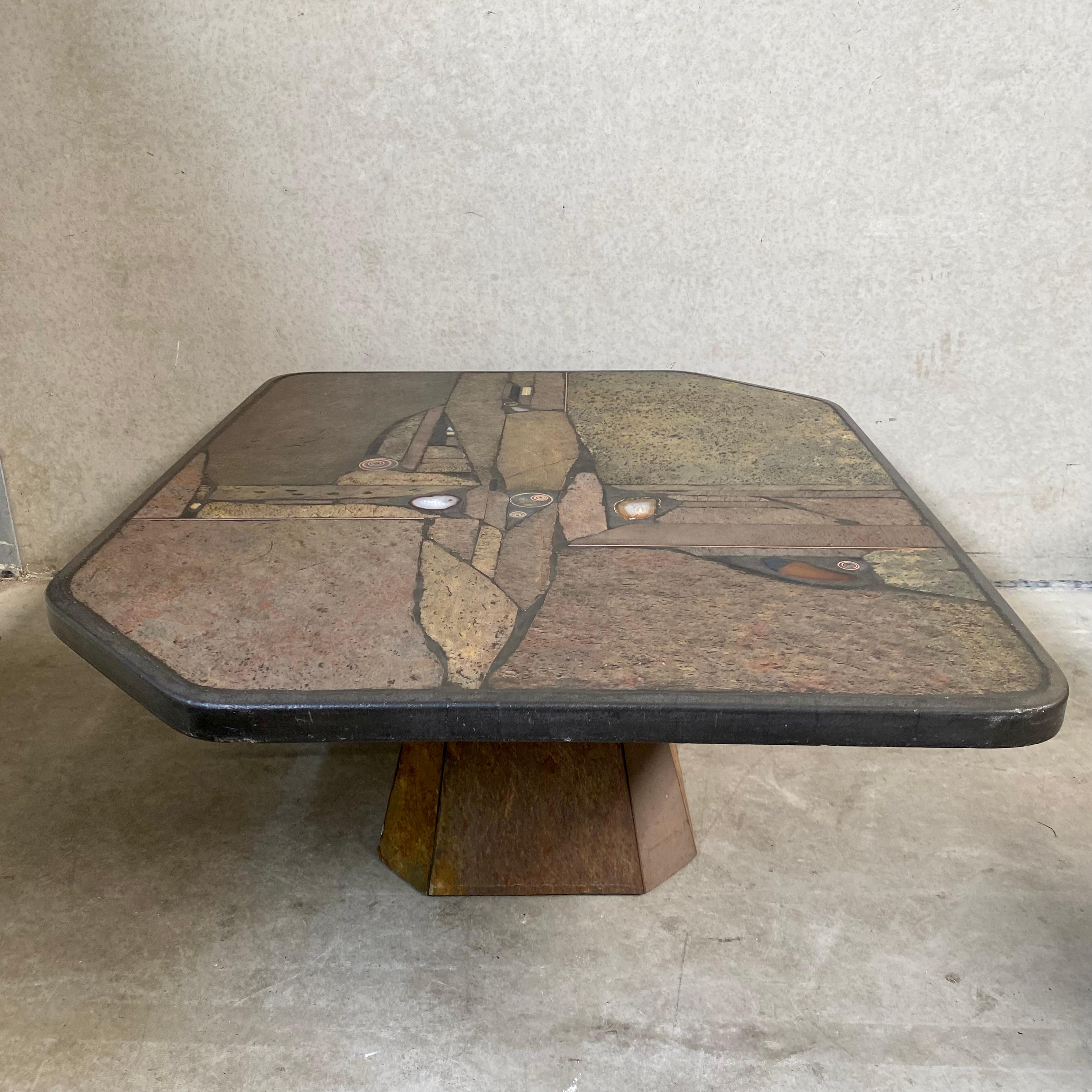 Incrusté Table basse d'art brutaliste en pierre et agate en laiton Design Studio Stam Netherlands 1980 en vente