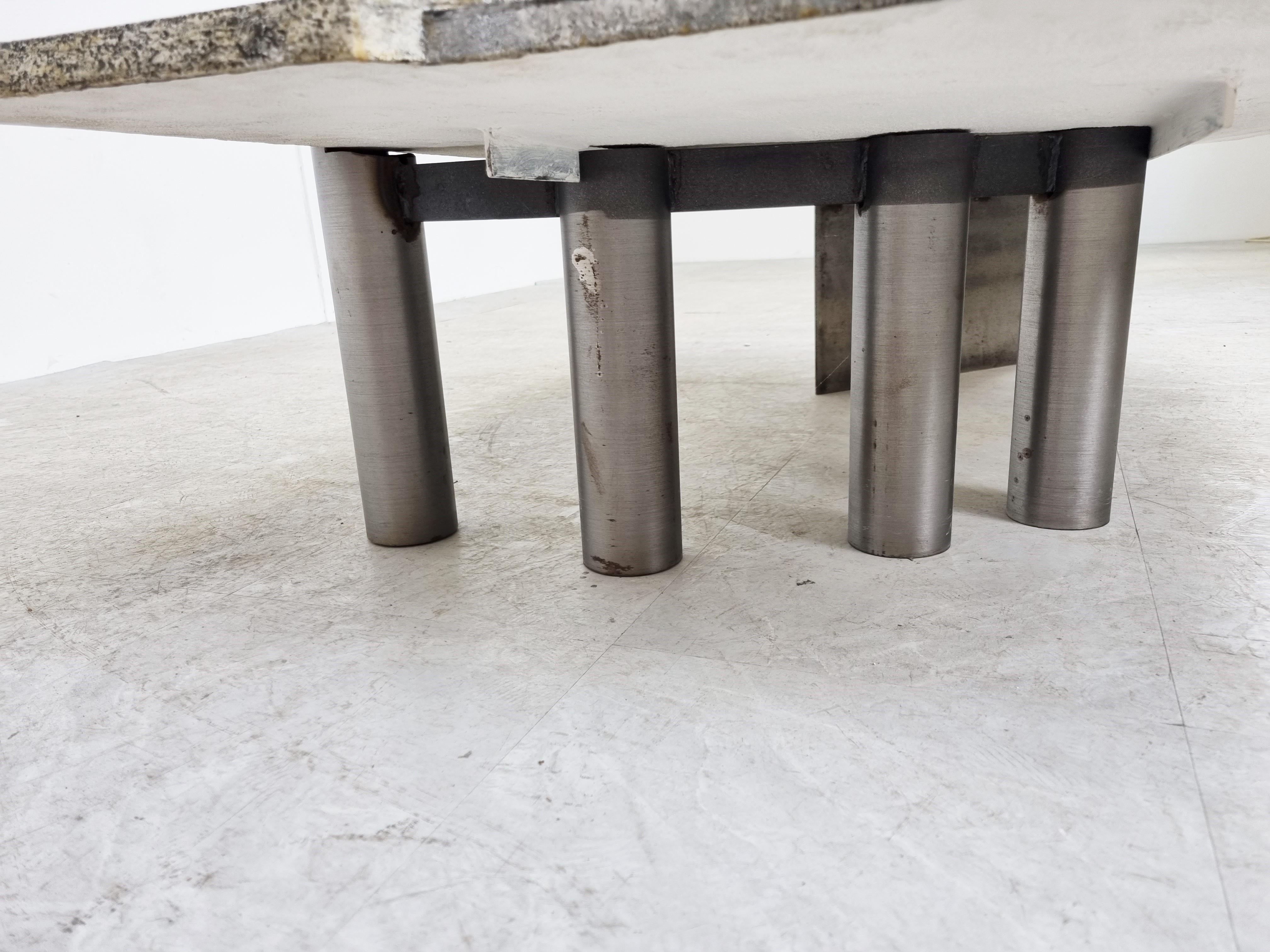 Table basse brutaliste manfacturée par Pia Manu.

La table se compose d'un plateau mixte en céramique et en aluminium et d'une base en acier et en aluminium.

Magnifique table basse unique au design remarquable.

Fabriqué sur mesure pour un