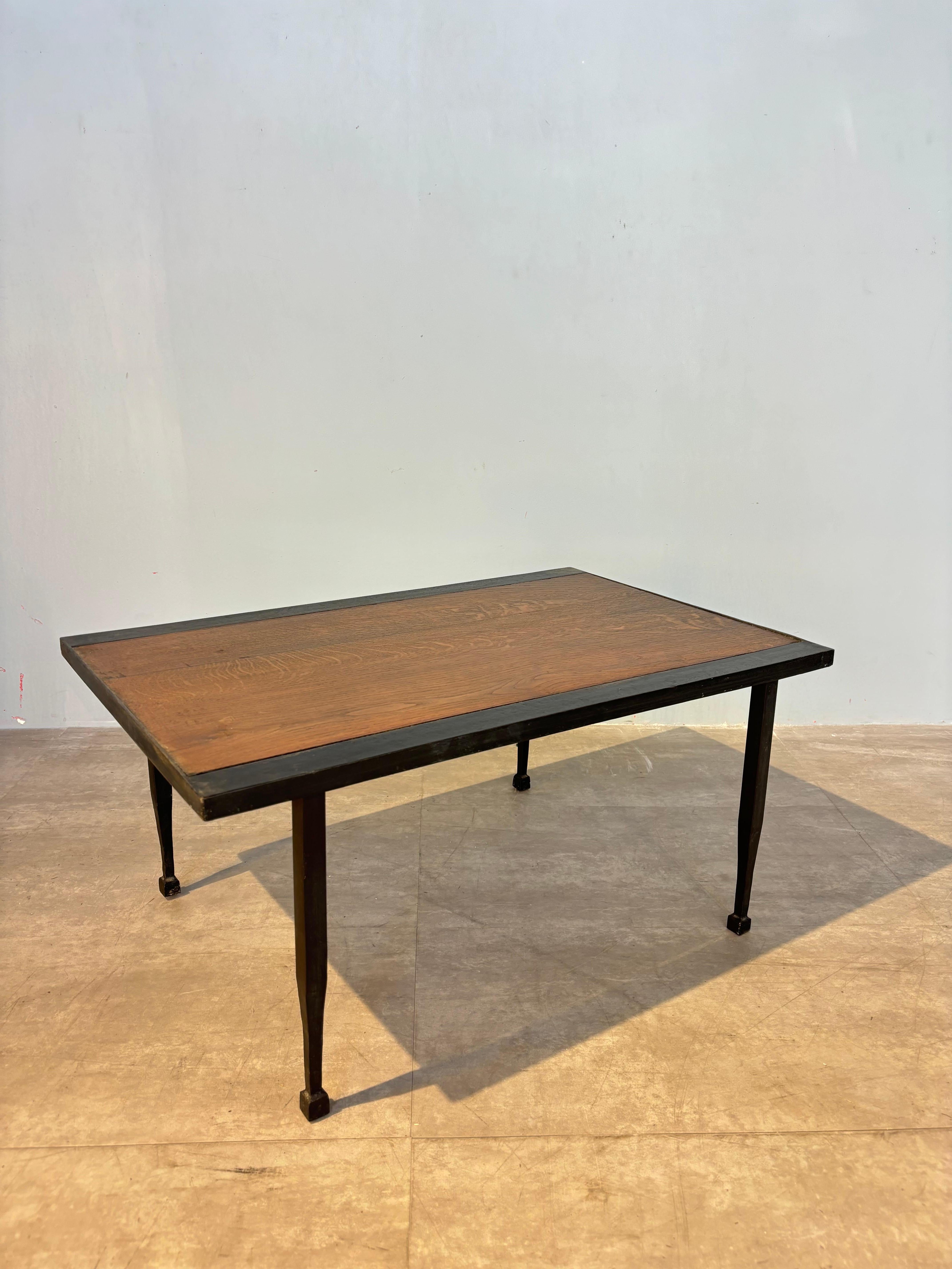 Jolie table basse, d’appoint brutaliste vers 1960