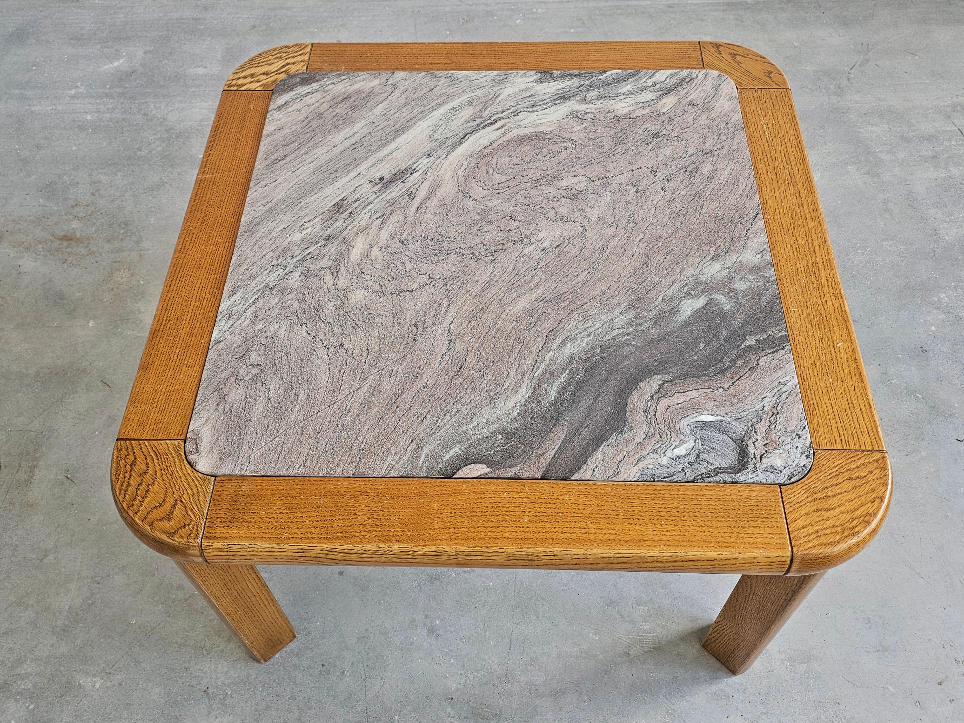 Tavolino brutalista in Oak massiccio con piano in marmo Rosso Luana, Italia 1980 in vendita 1