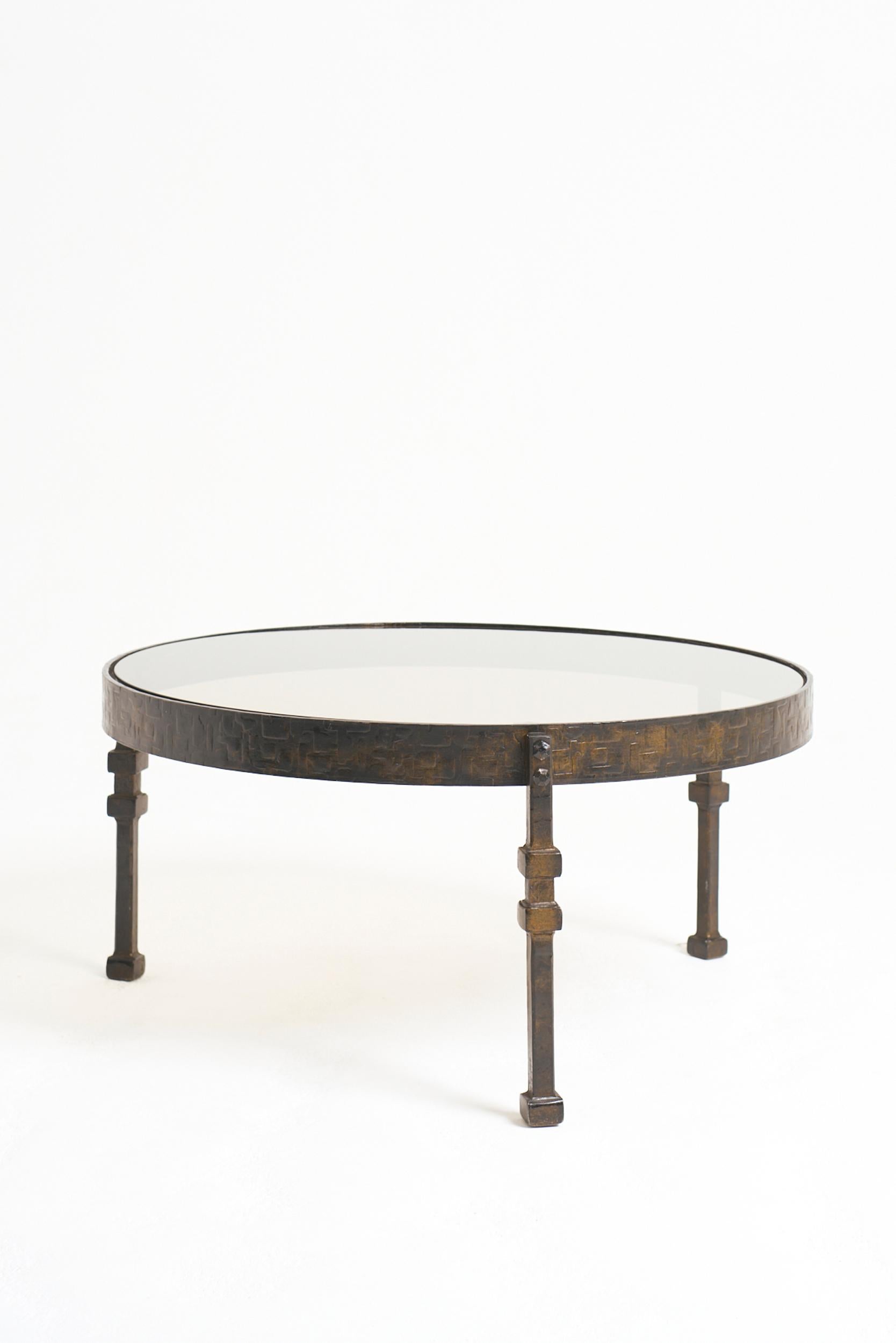 Mesa de centro circular Brutalista de hierro forjado y tapa de cristal
Francia, circa 1970
