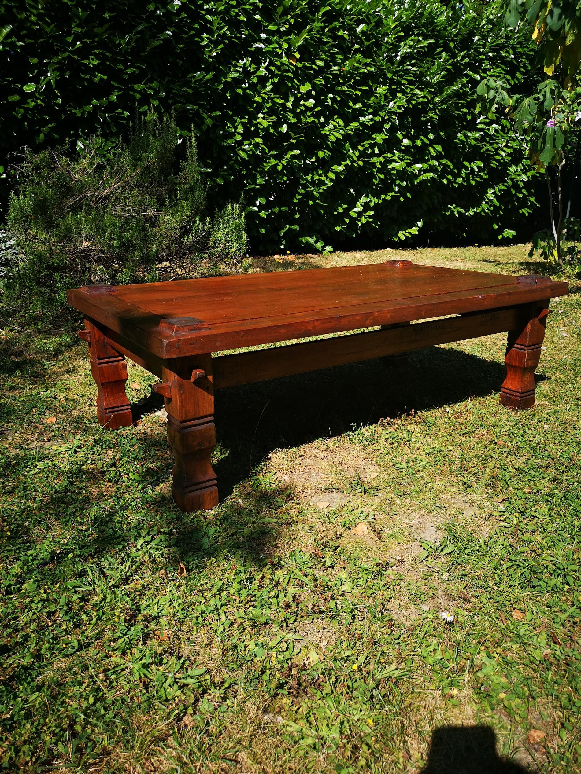 Eleva il tuo spazio abitativo con questo tavolino rettangolare di grande impatto, che mette in mostra l'estetica audace e cruda del design brutalista. Realizzato in rovere massiccio, questo pezzo non è solo un'aggiunta funzionale alla tua casa, ma