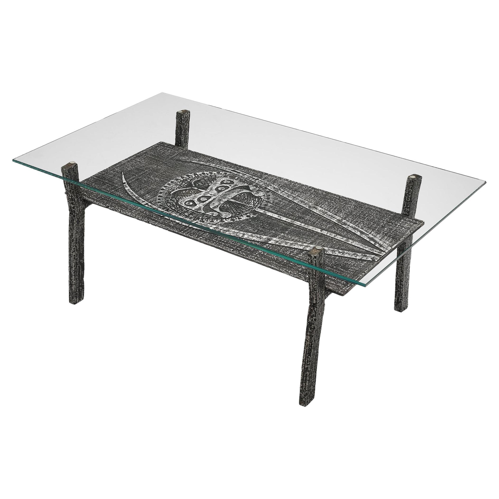 Table basse brutaliste en aluminium et verre 