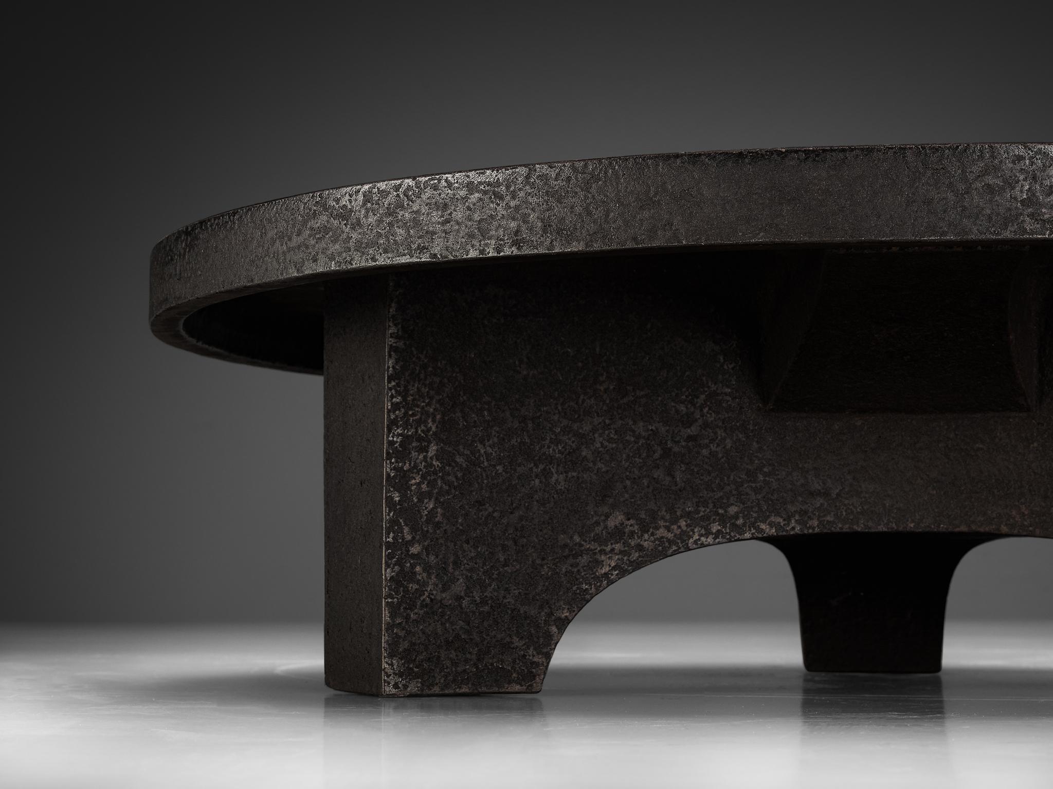 Fin du 20e siècle Table basse brutaliste en résine noire aspect pierre  en vente