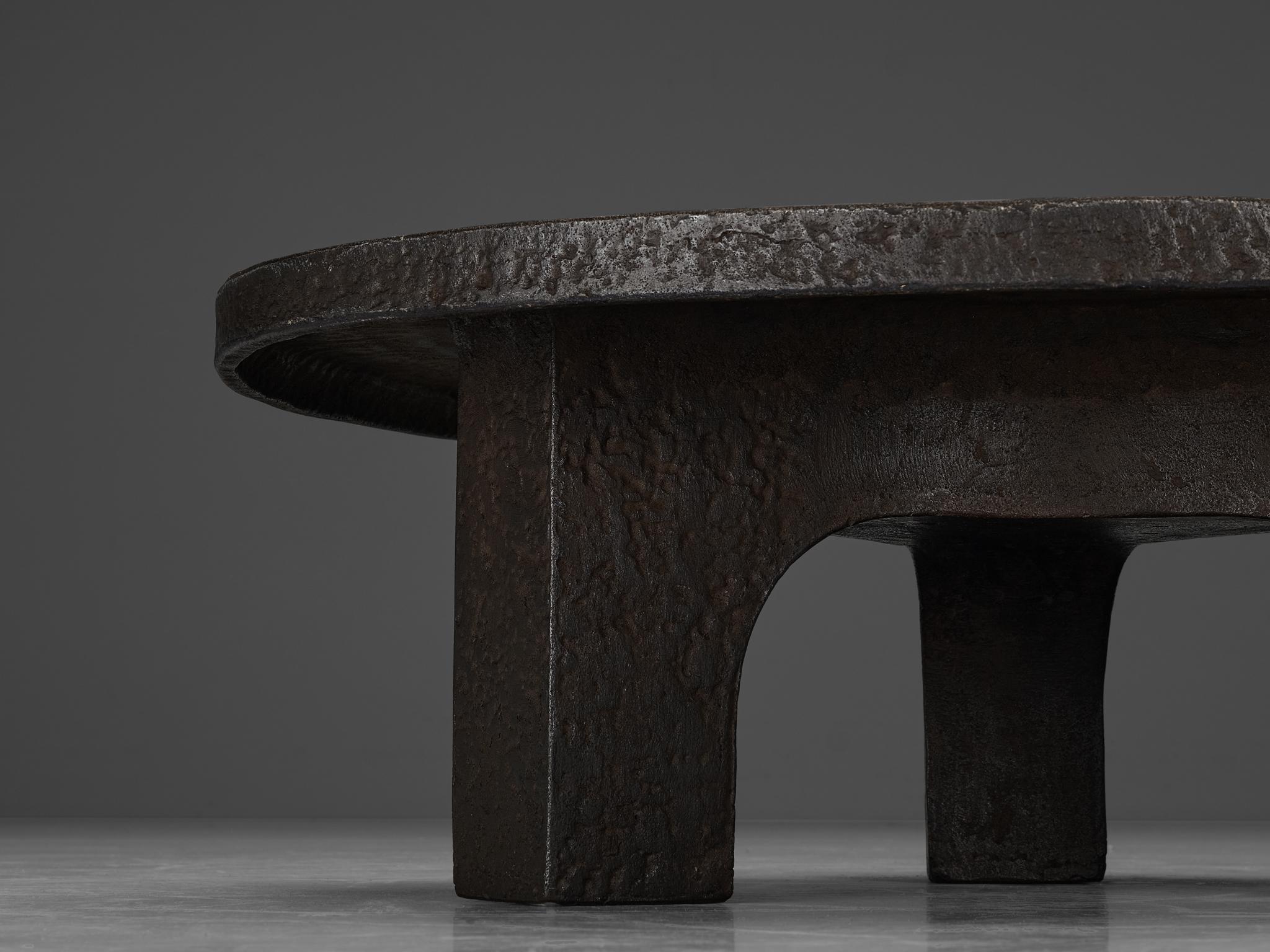 Tavolino da caffè brutalista in resina nera A. Stone 1