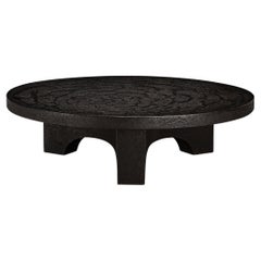 Mesa de centro brutalista de resina negra con aspecto de piedra
