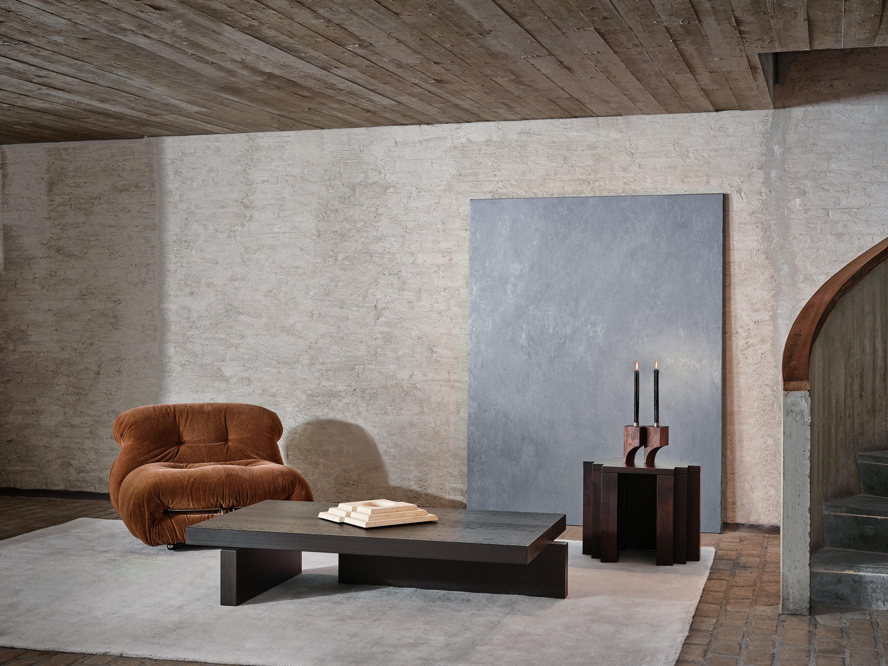 Table basse brutaliste en chêne européen massif noir - Hari by Mokko en vente 6