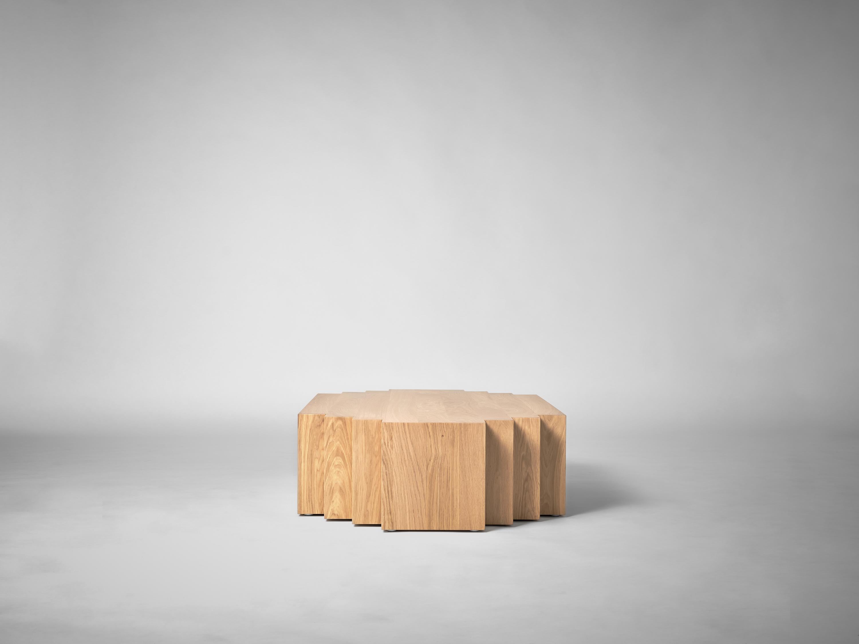 Il tavolino Brut prende spunto dal Brutalismo e dall'architettura della Scuola di Amsterdam. Un equilibrio di matericità grezza e di forme sommesse con dettagli geometricamente espressivi.

Progettato da Aad Bos e realizzato nei Paesi Bassi in legno