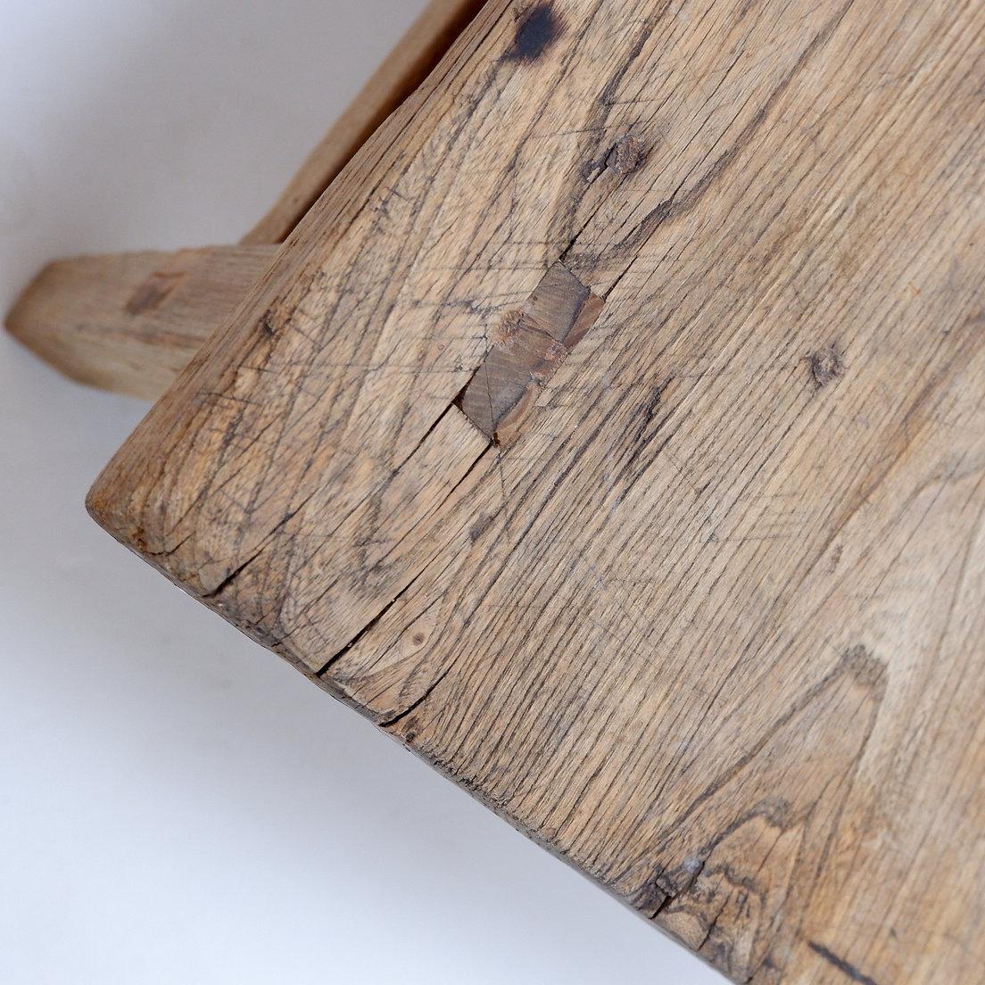 Brutalist coffee table in solid wood en vente 4