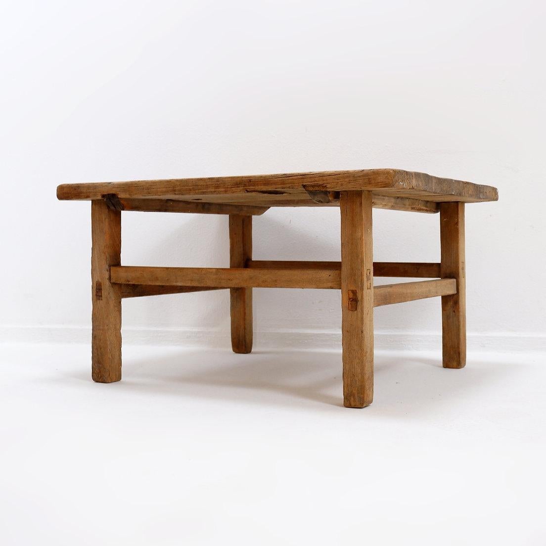 Brutalisme Brutalist coffee table in solid wood en vente