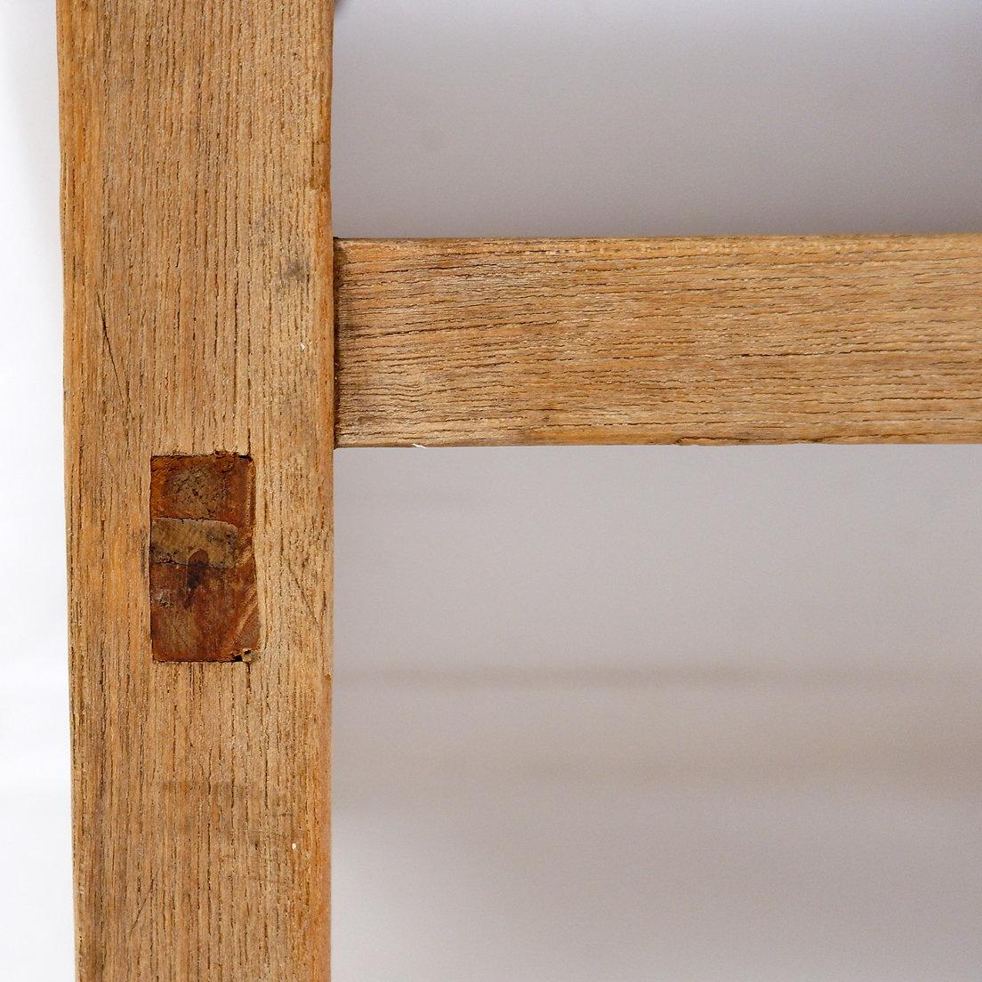 Brutalist coffee table in solid wood Bon état - En vente à Linkebeek, BE