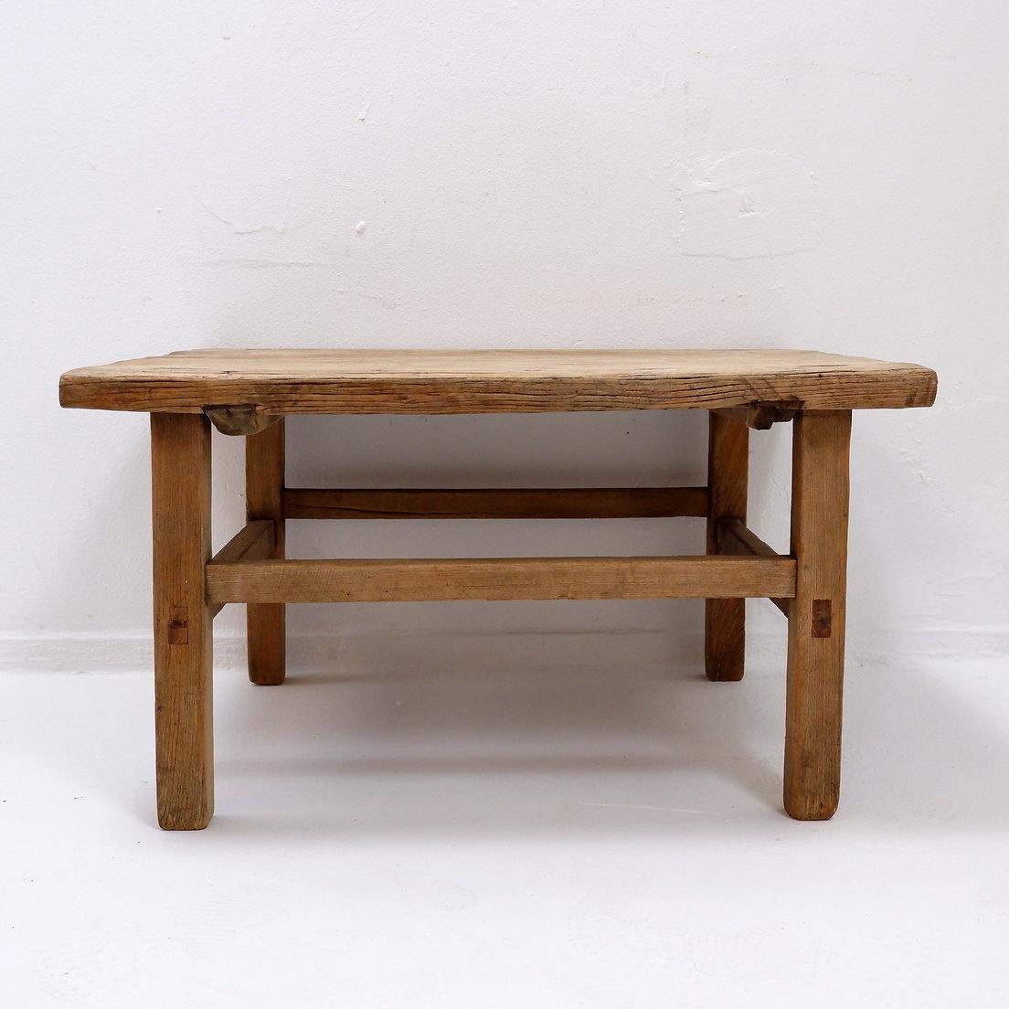 Bois Brutalist coffee table in solid wood en vente