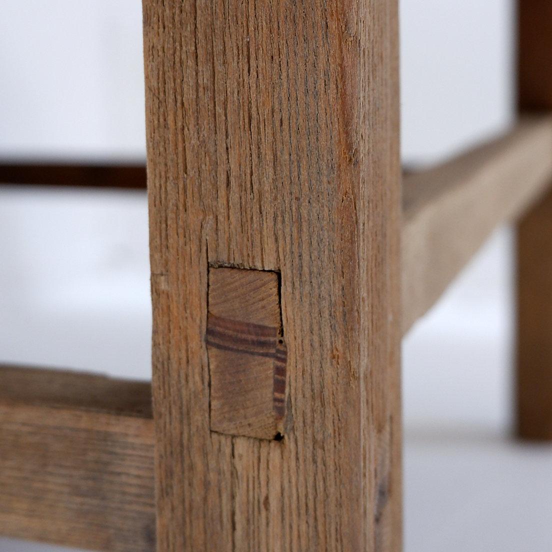 Brutalist coffee table in solid wood en vente 3