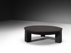 Table basse de style brutaliste en résine aspect pierre, avec plateau à relief organique