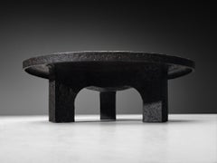 Table basse de style brutaliste en résine aspect pierre, avec plateau à relief organique